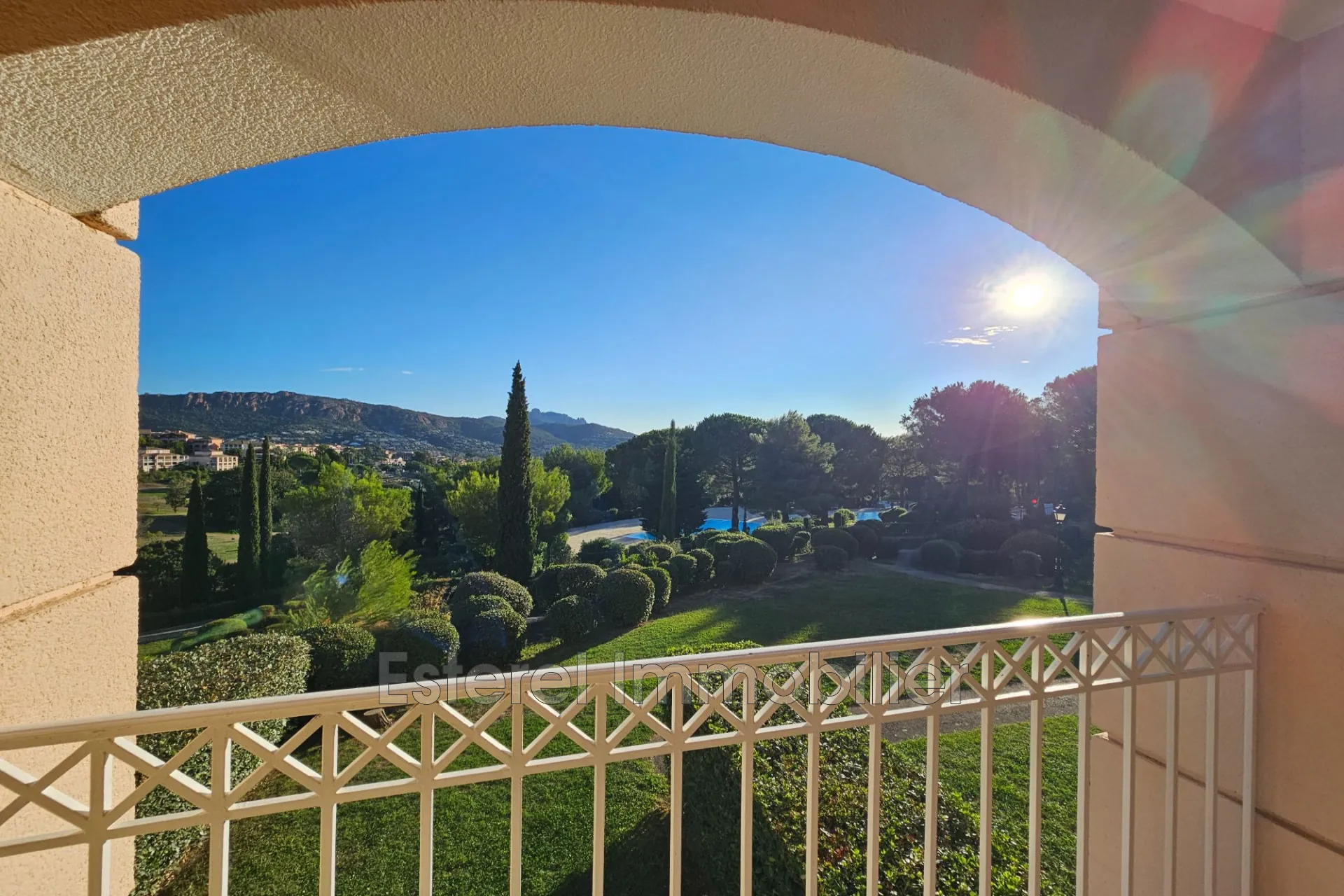 Studio climatisé avec terrasse et parking dans le domaine de Cap Estérel à Agay 