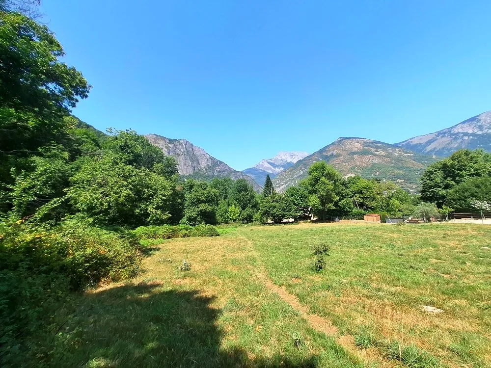 Terrain constructible de 2100 m² avec vue montagne à Saint-Béat-Lez