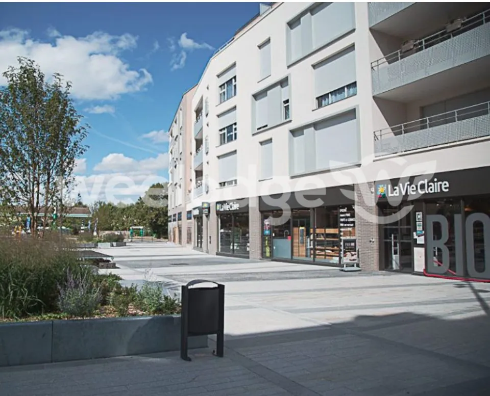 Place de parking PMR de 17 m² à Jouy-le-Moutier - Résidence récente