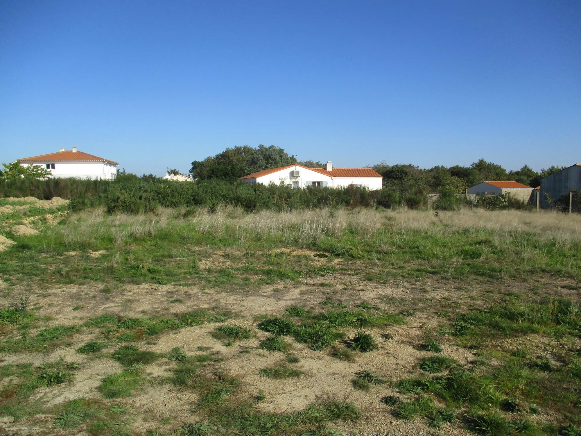 Terrain constructible calme à Vairé et Brem-sur-Mer près de la mer 