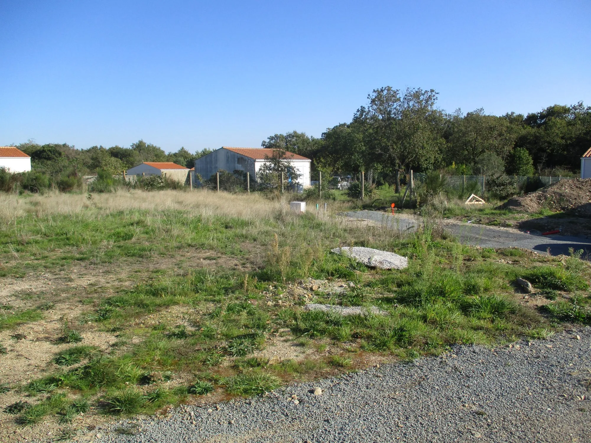 Terrain constructible calme à Vairé et Brem-sur-Mer près de la mer 
