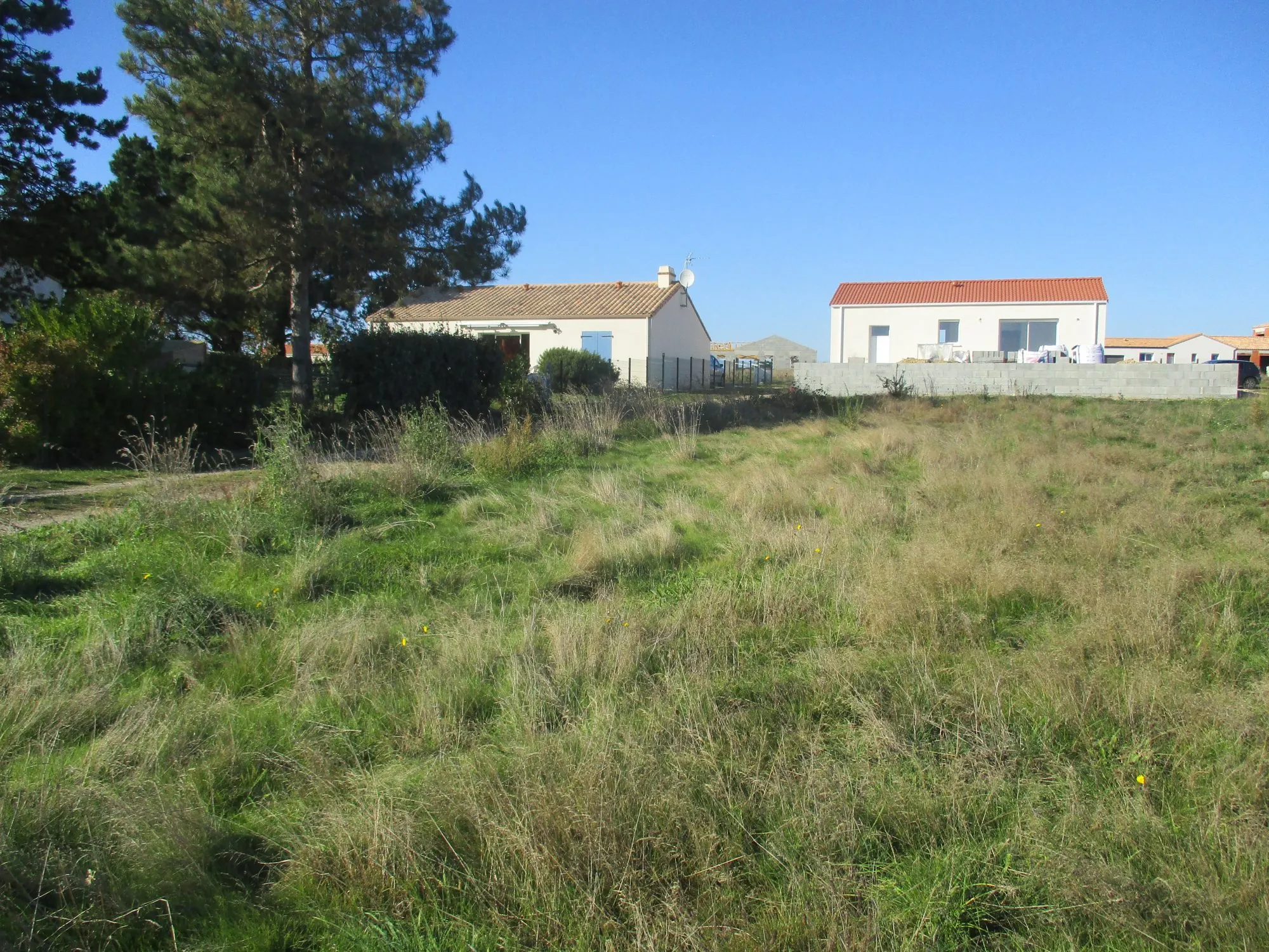 Terrain constructible calme à Vairé et Brem-sur-Mer près de la mer 