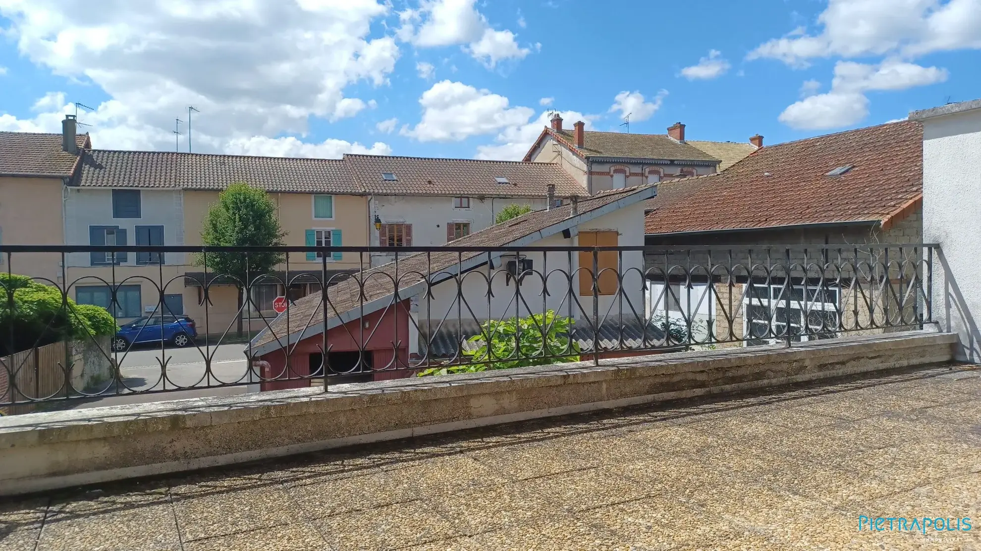 Maison de 170 m² avec cour et double garage à Romenay 