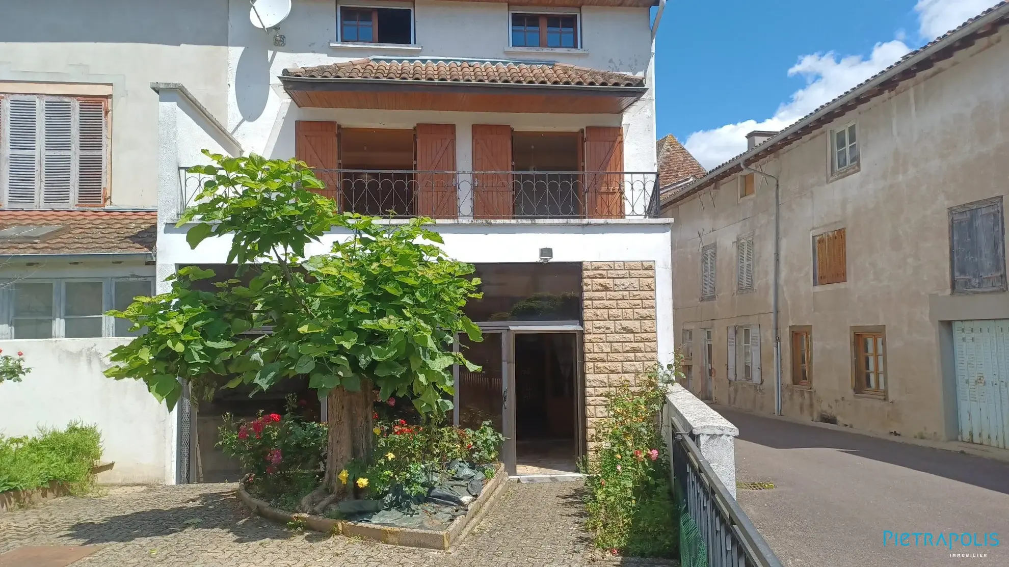 Maison de 170 m² avec cour et double garage à Romenay 
