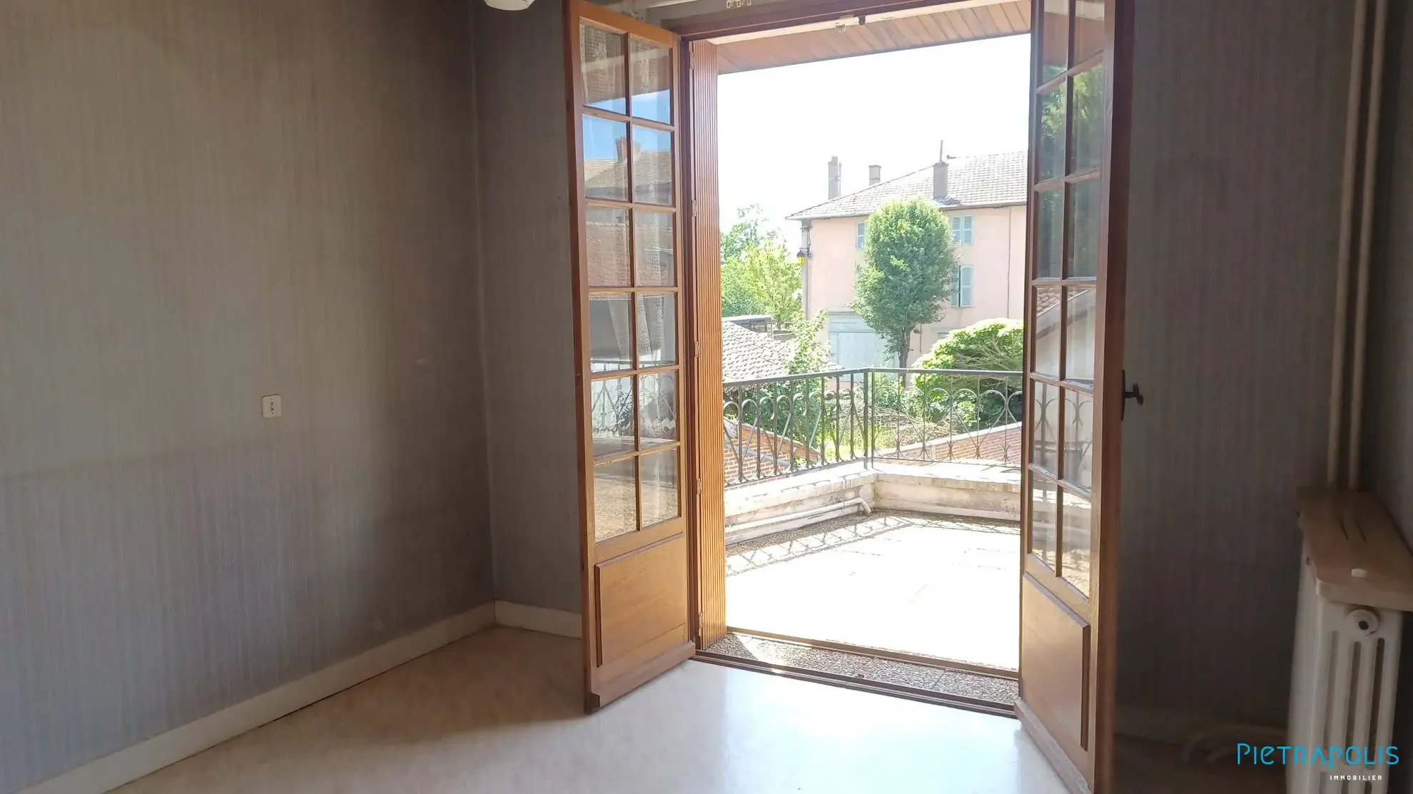 Maison de 170 m² avec cour et double garage à Romenay 