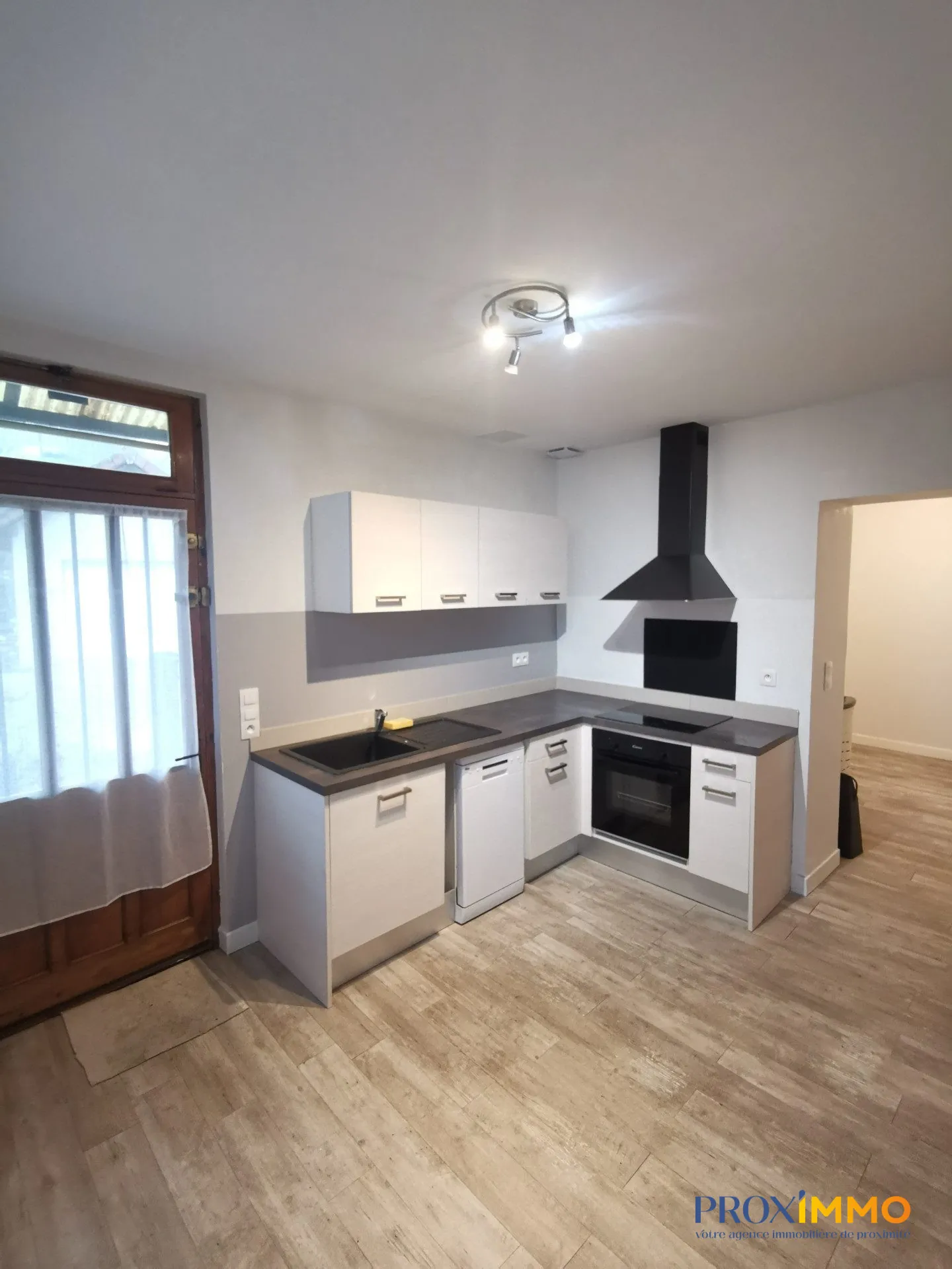 Maison de village authentique avec garage et terrasse à Saint-Laurent-du-Pont 