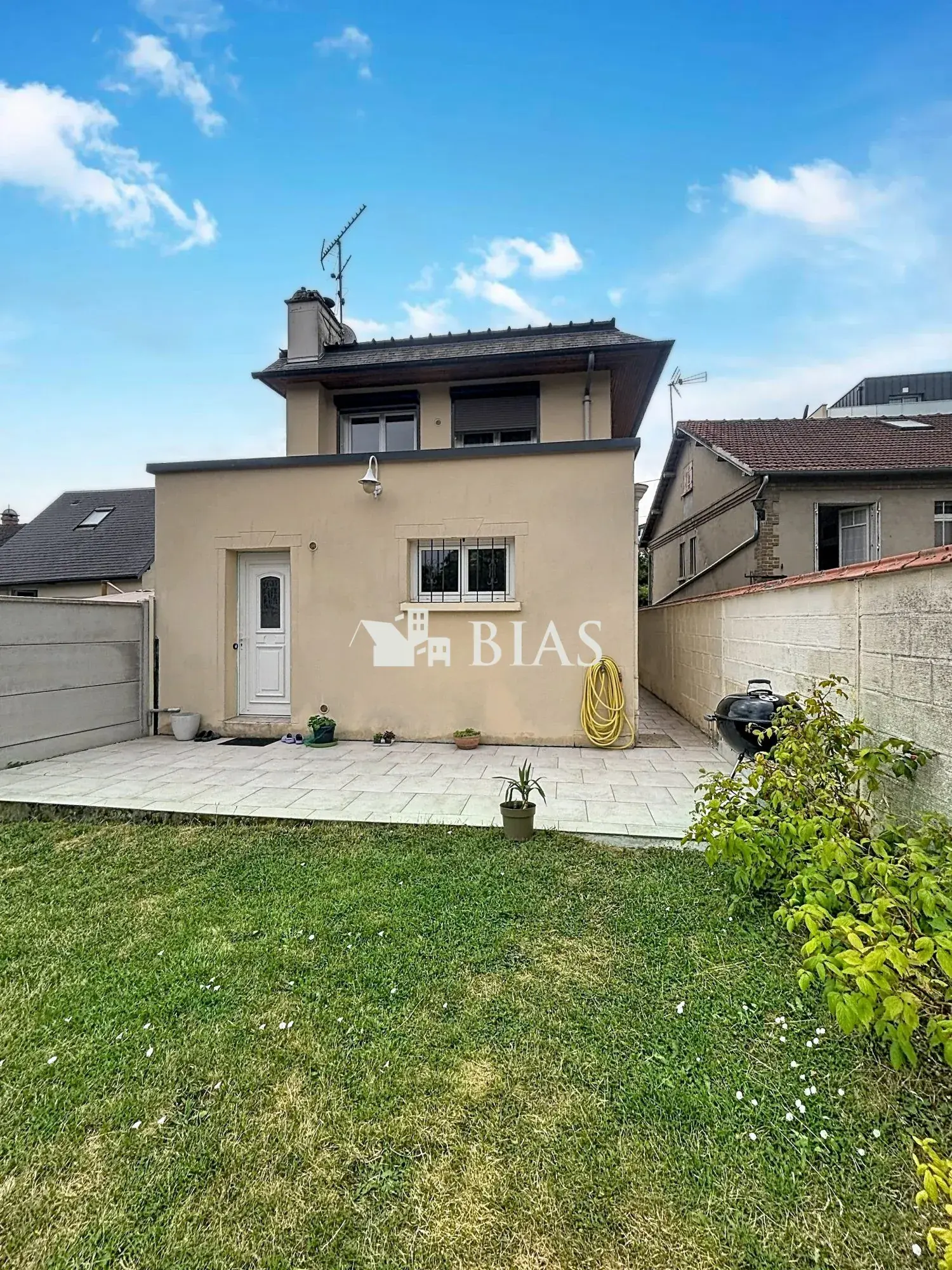 Maison familiale 3 chambres avec jardin et terrasse à Louviers 
