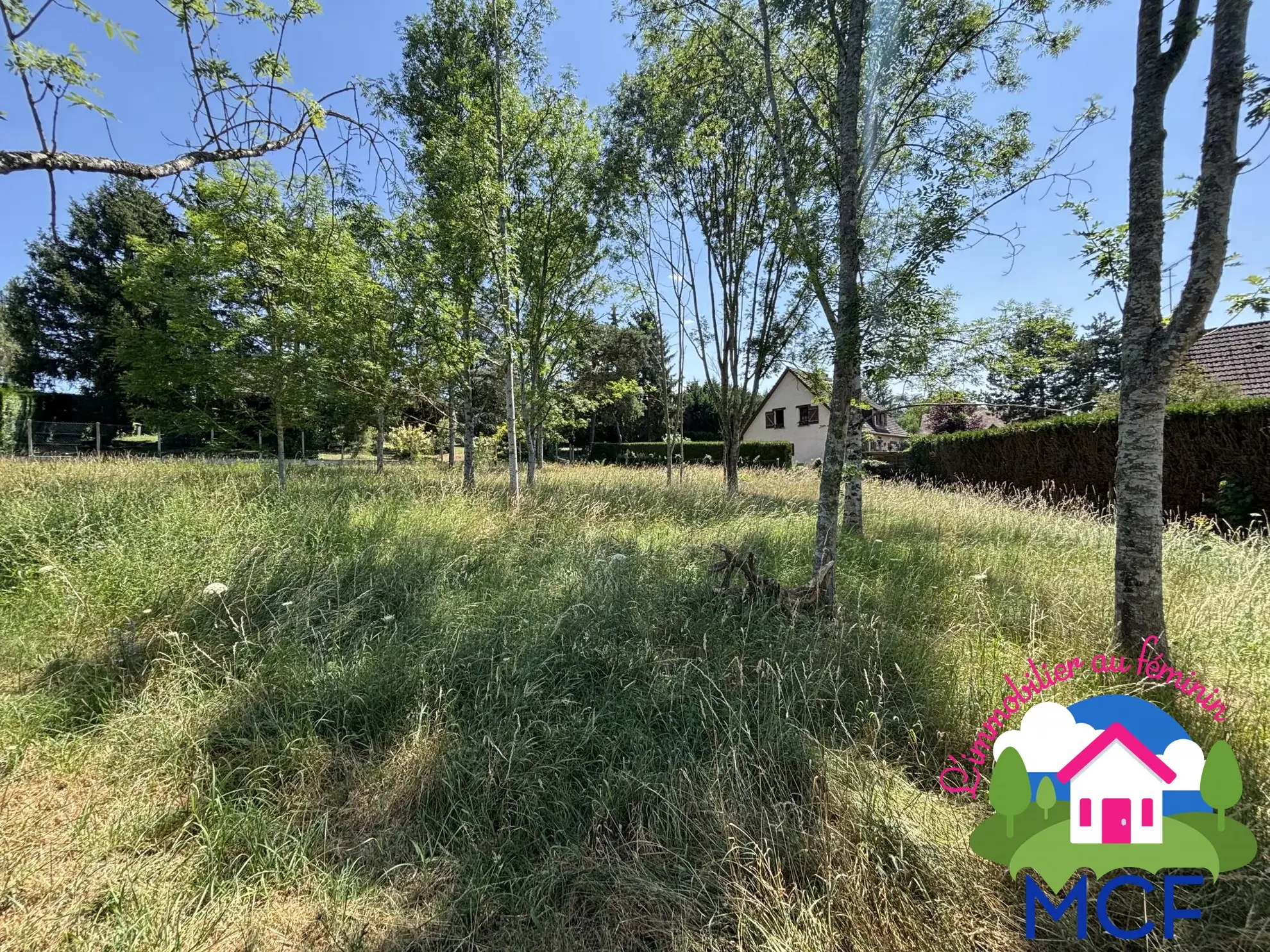 Terrain constructible de 1058 m² à Bréval et Pacy-sur-Eure, calme et proche commodités 