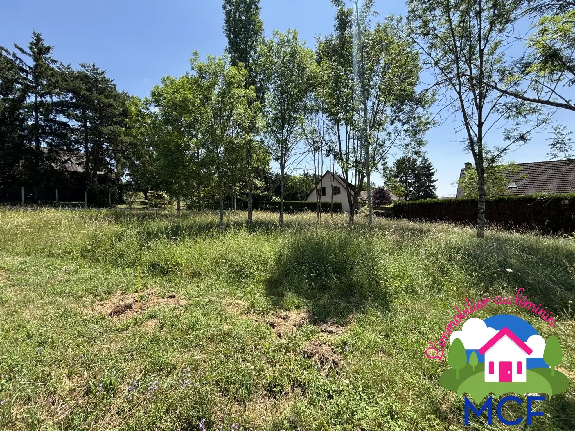 Terrain constructible de 1058 m² à Bréval et Pacy-sur-Eure, calme et proche commodités 