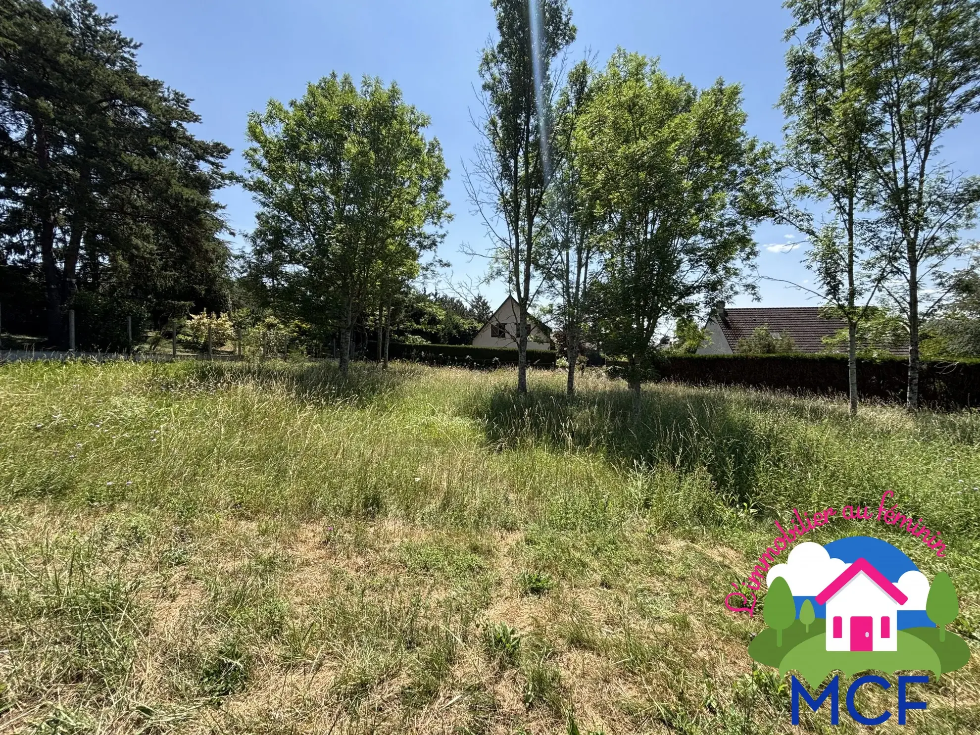 Terrain constructible de 1058 m² à Bréval et Pacy-sur-Eure, calme et proche commodités 