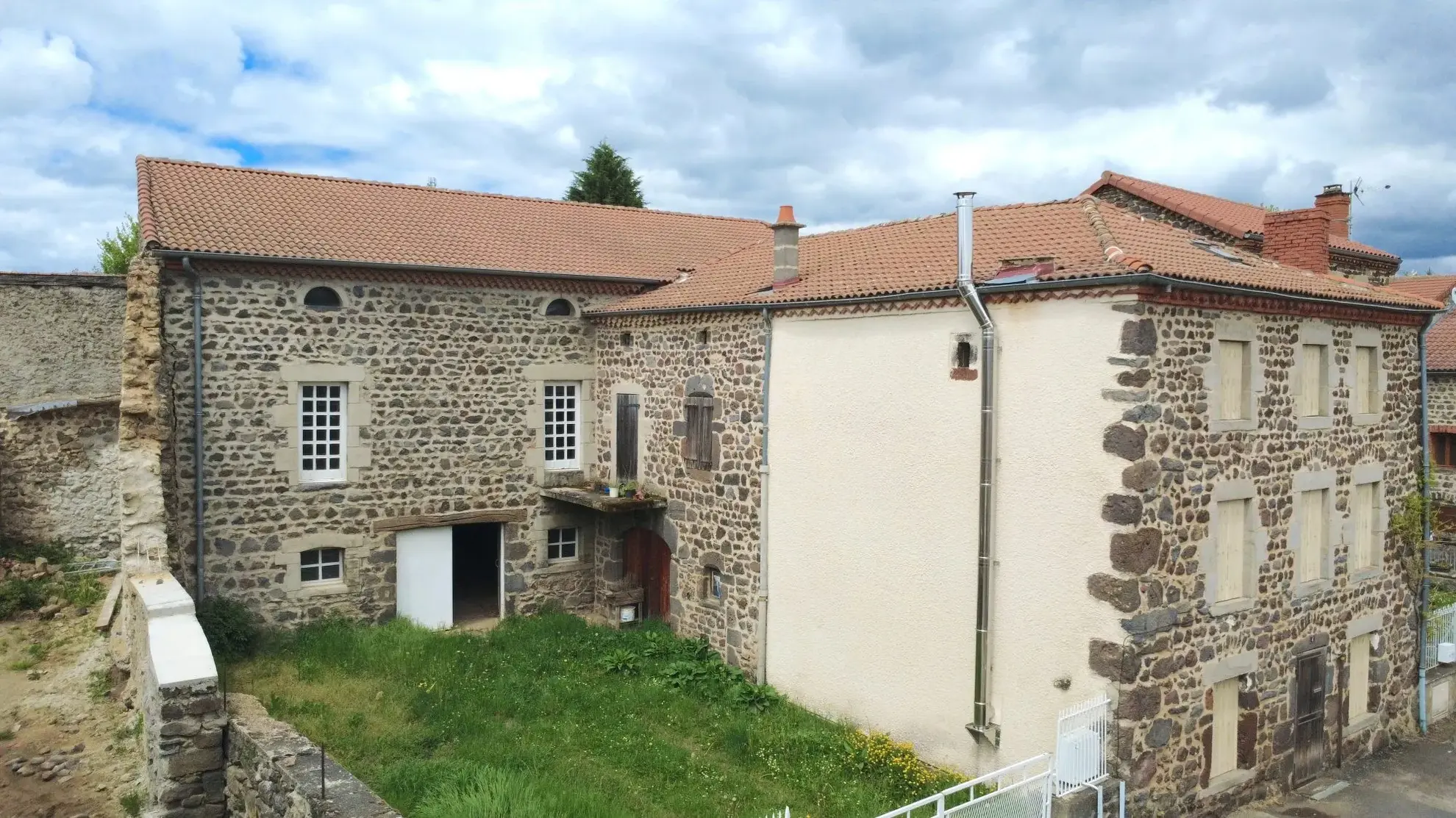 A vendre locaux spacieux de 310 m² à Sainte-Eugénie-de-Villeneuve, Auvergne-Rhône-Alpes 