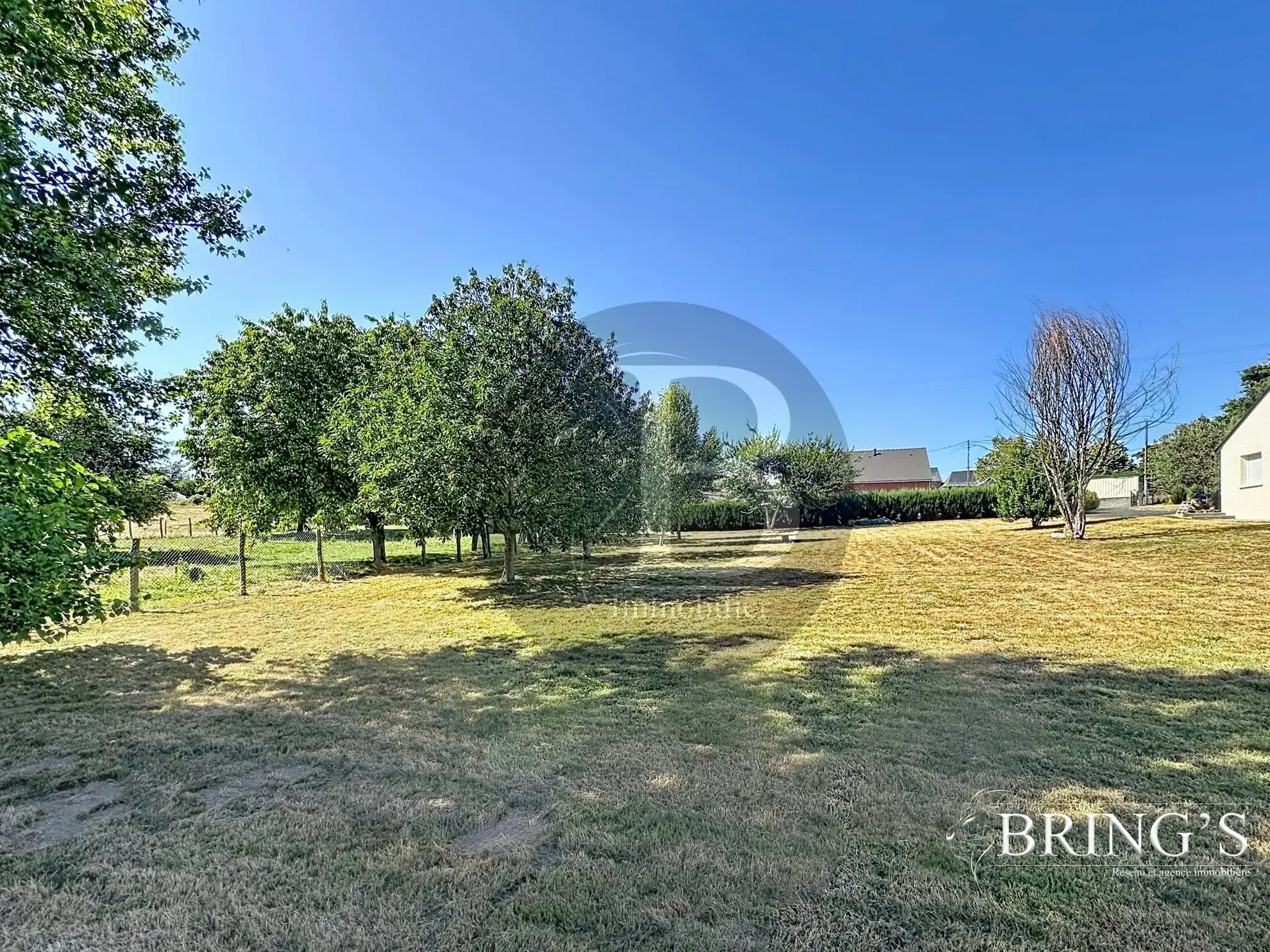 Terrain constructible de 1120 m² avec vue étang à Juigné-des-Moutiers 