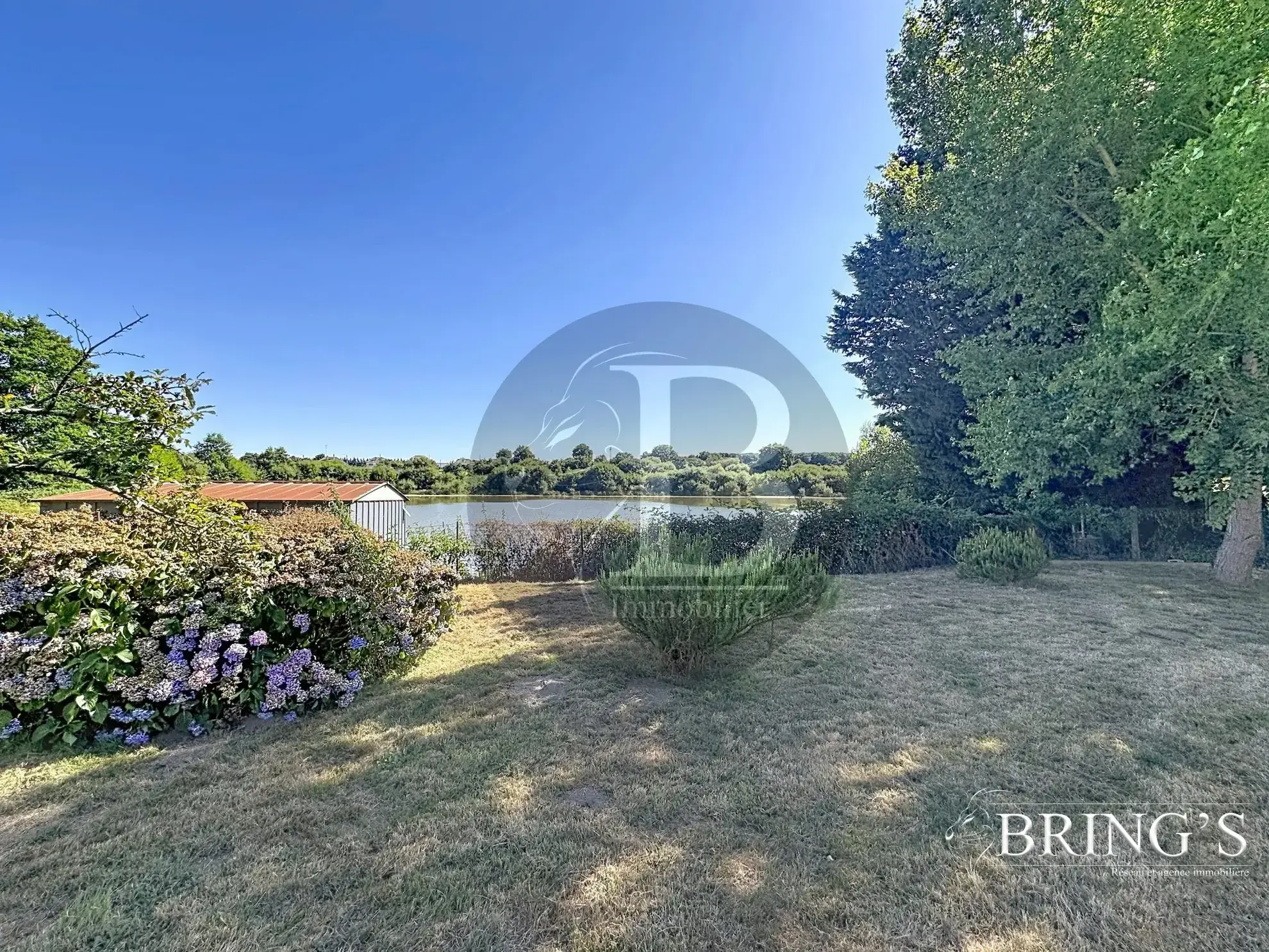 Terrain constructible de 1120 m² avec vue étang à Juigné-des-Moutiers 