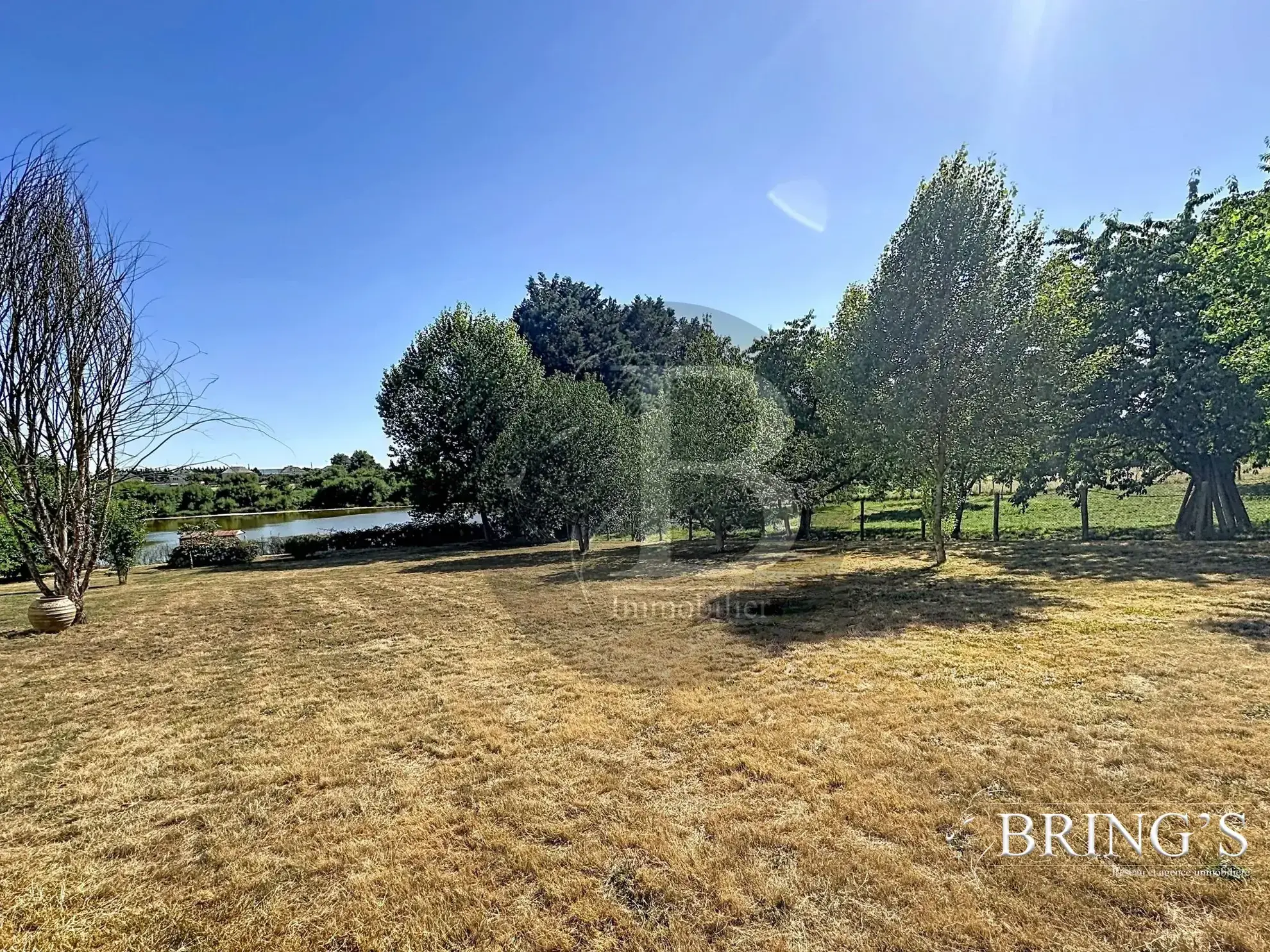 Terrain constructible de 1120 m² avec vue étang à Juigné-des-Moutiers 
