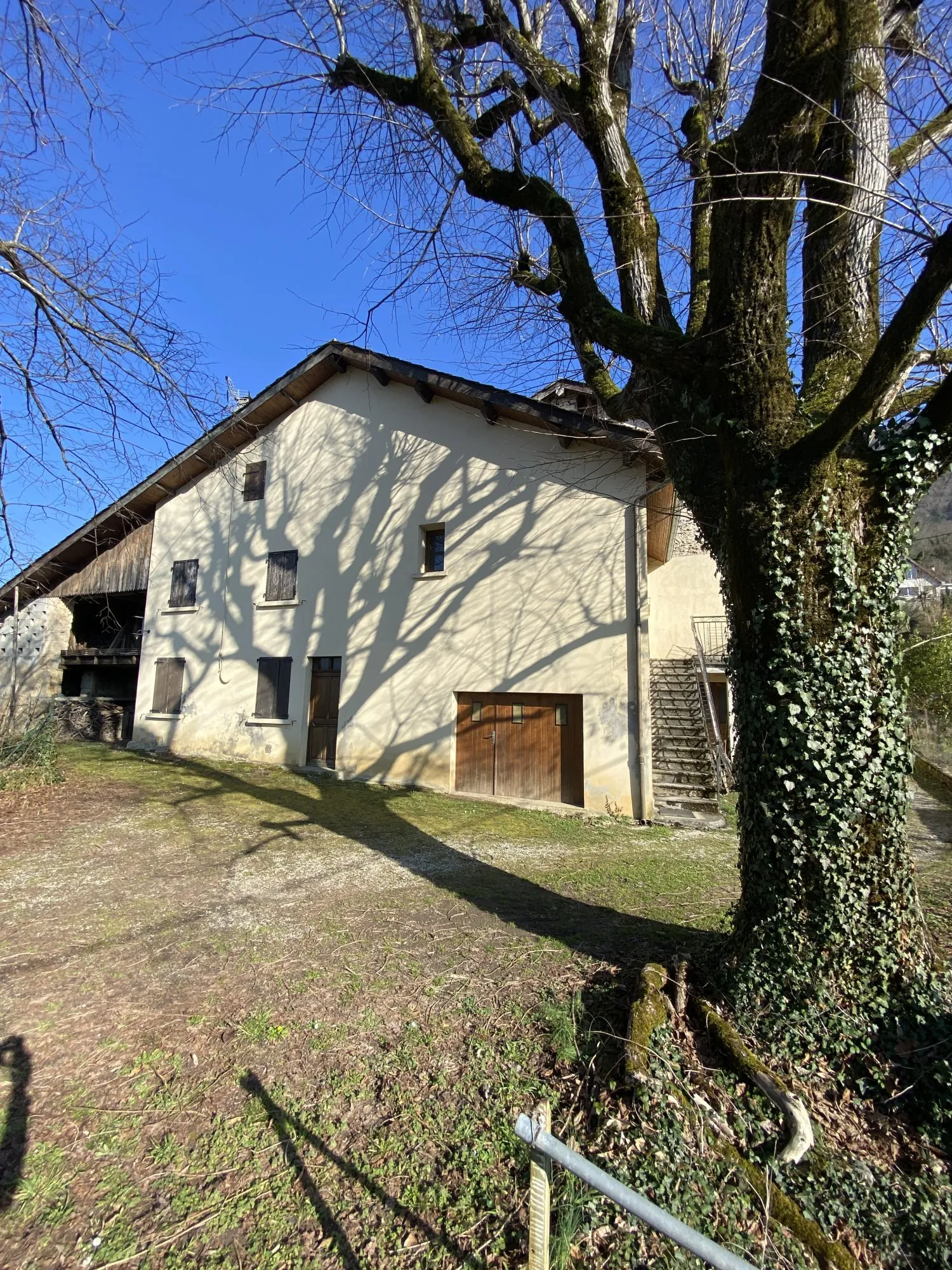 Aujourd'hui Maison ancienne à rénover avec grand terrain en vente à Saint-Jean-en-Royans