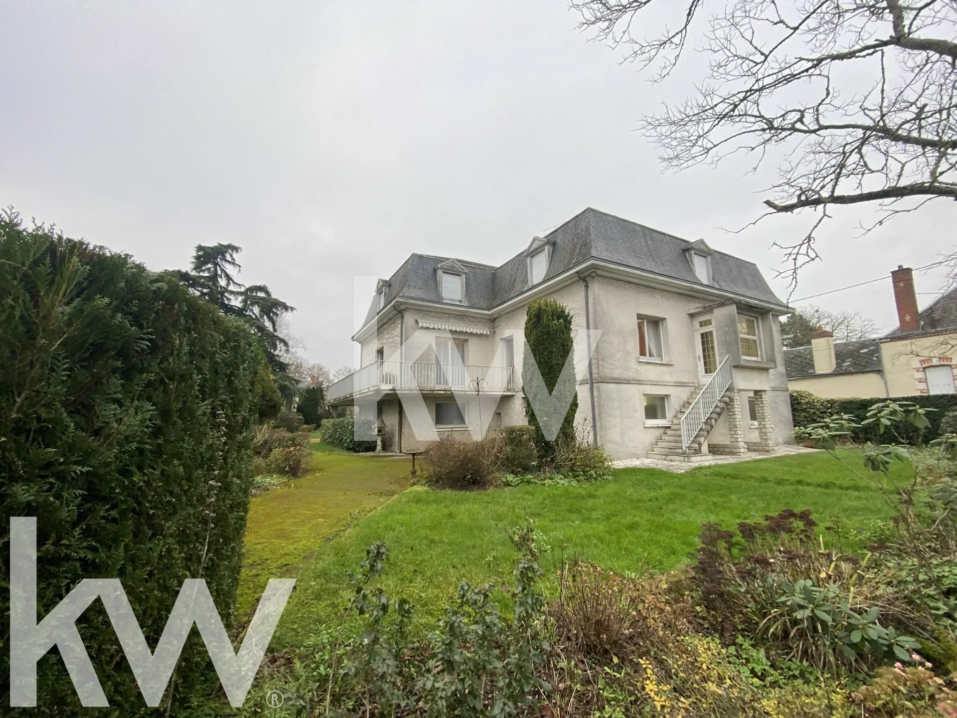 Vente d'un grand ensemble immobilier à Ouzouer-le-Marché avec potentiel de rénovation