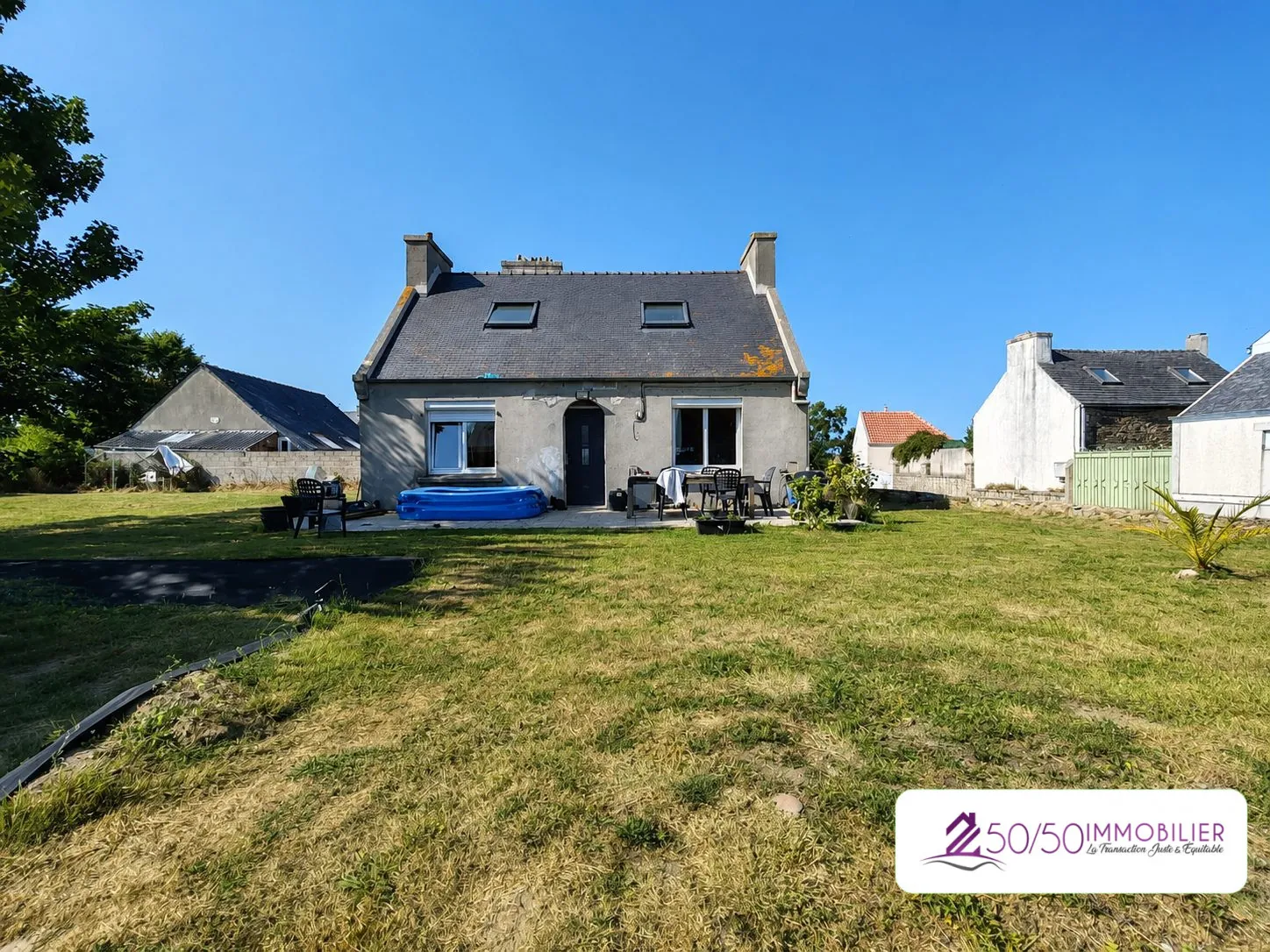 Maison à vendre à Mespaul avec grand jardin et potentiel de rénovation