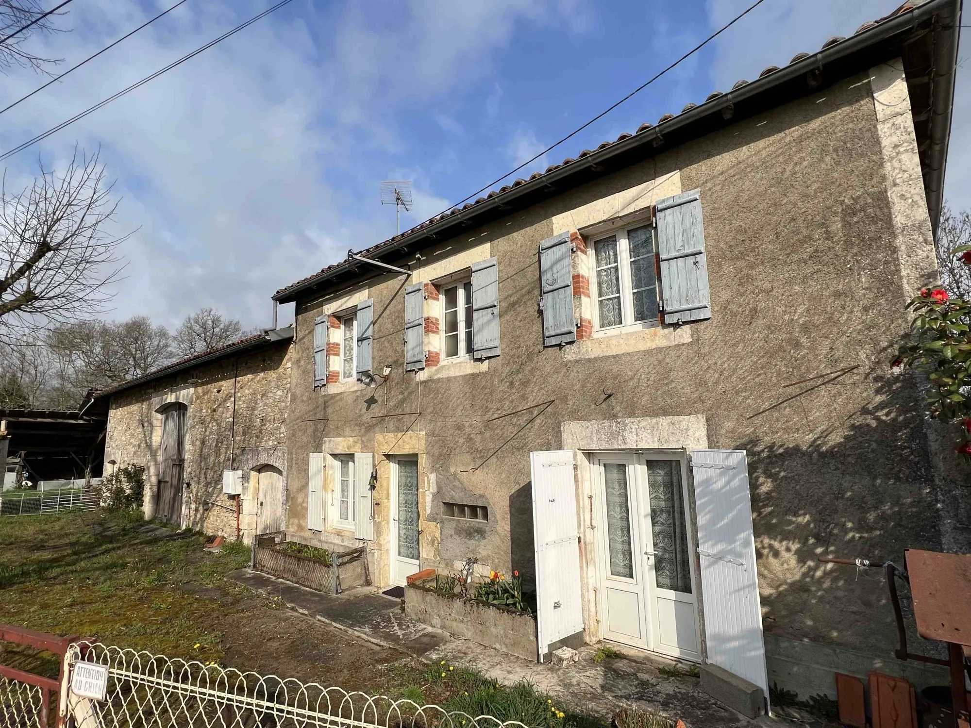 Fermette à rénover avec terrain de 1 hectare proche Roumazières-Loubert