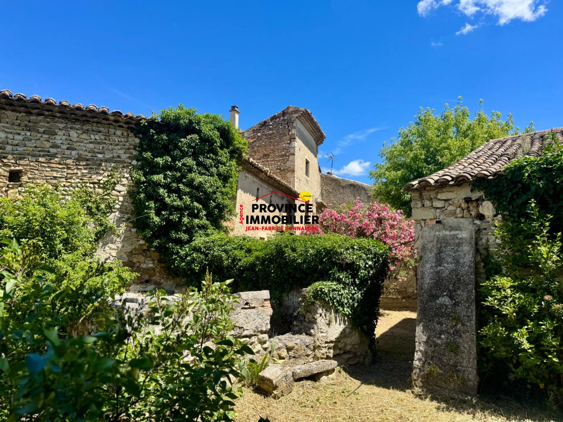 Maison en pierre à rénover avec dépendances et jardin à Visan
