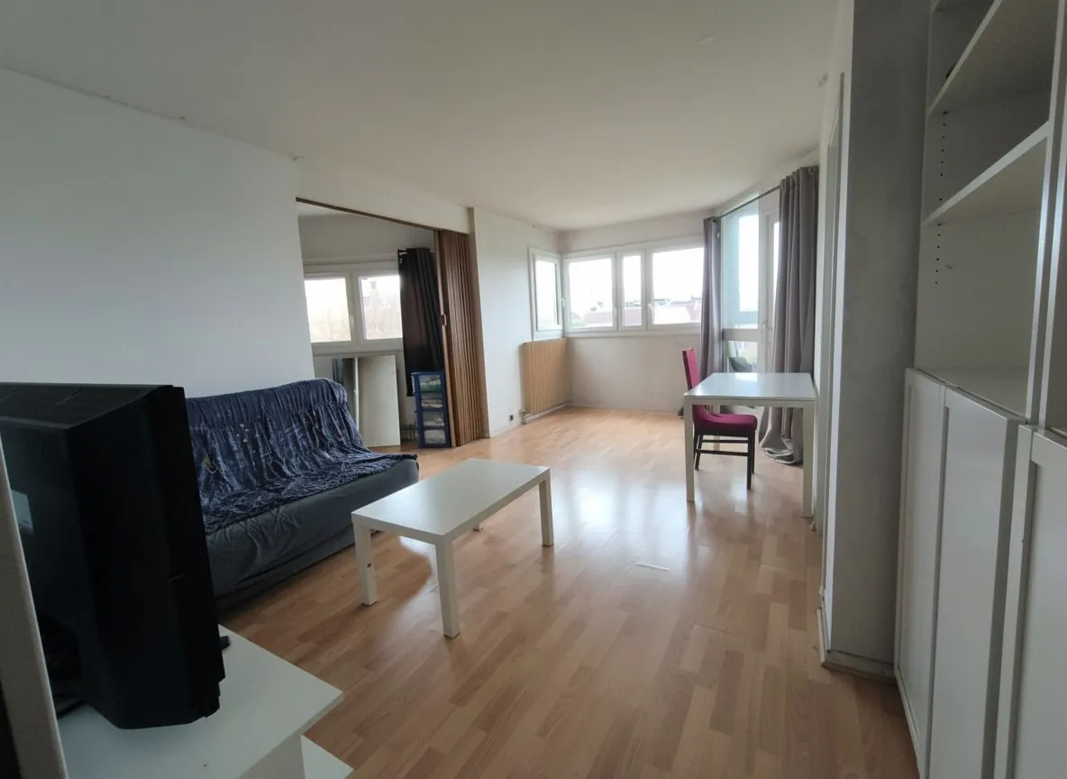 salon Appartement 2 pièces à Champs-sur-Marne avec travaux, idéal investisseur ou primo-accédant