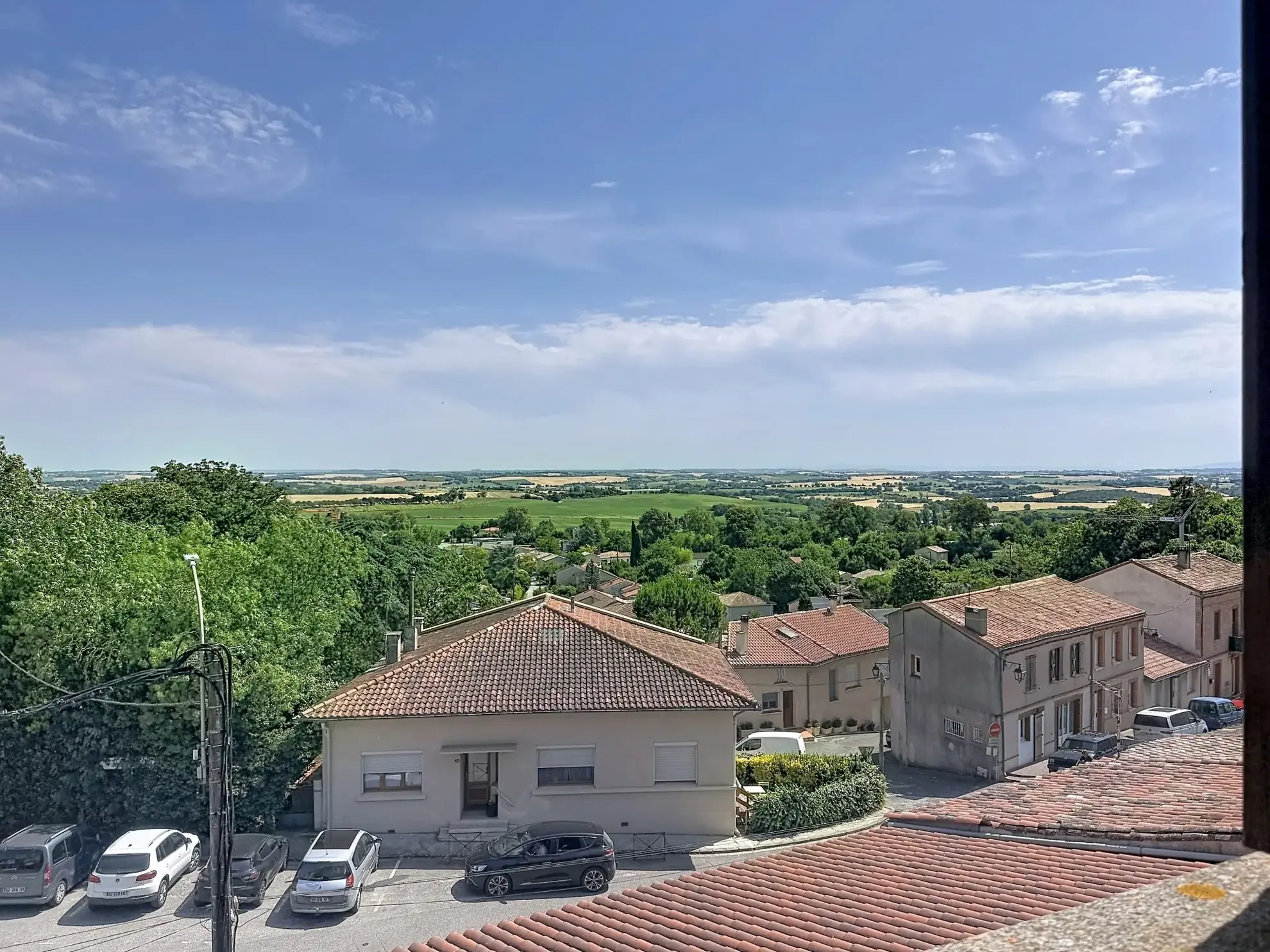 Maison de village avec garage, terrasse et belles vues à Caraman