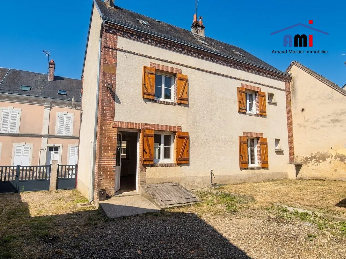 Maison de village avec cour, garage et potentiel de rénovation à Sablons sur Huisne