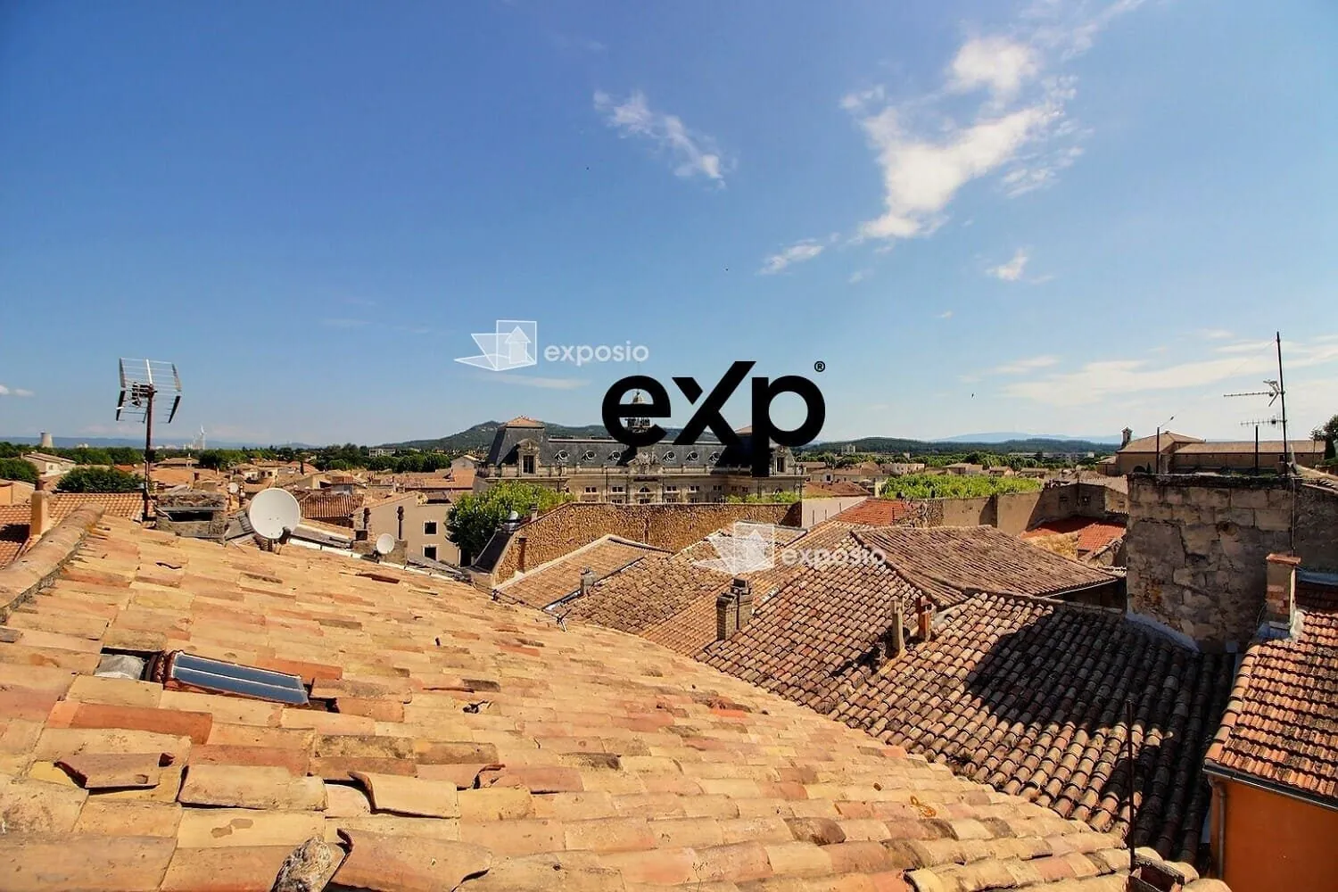 Immeuble en pierre à rénover avec terrasse et vue panoramique au centre-ville de Bolène