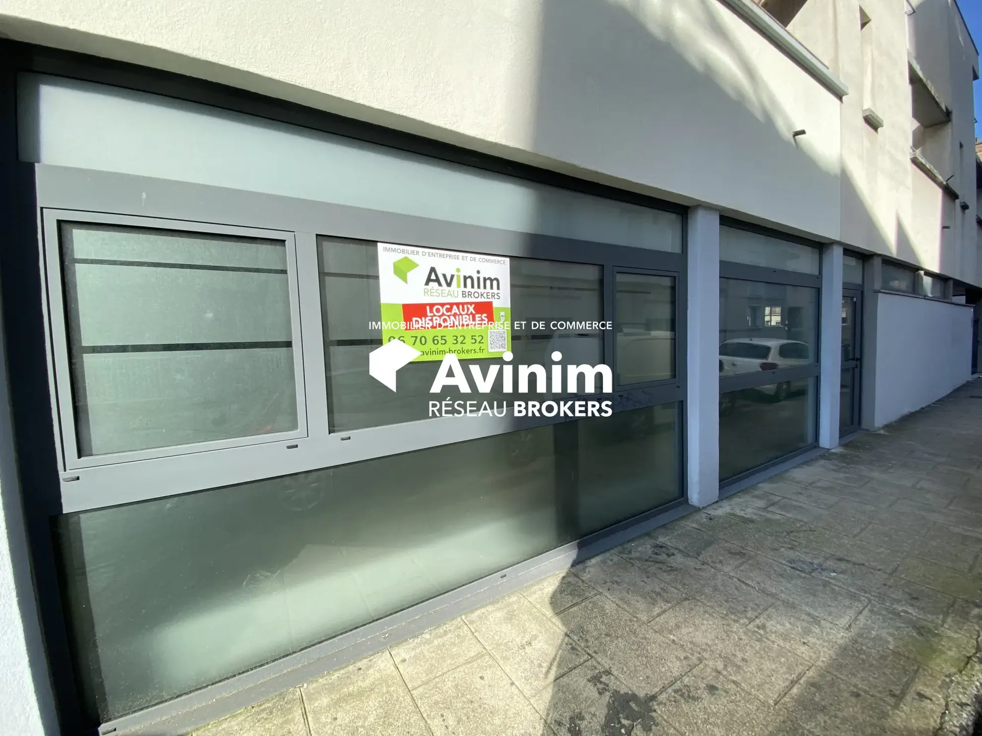 Local professionnel traversant de 80,76m² à Grenoble, idéal activités médicales ou bureaux