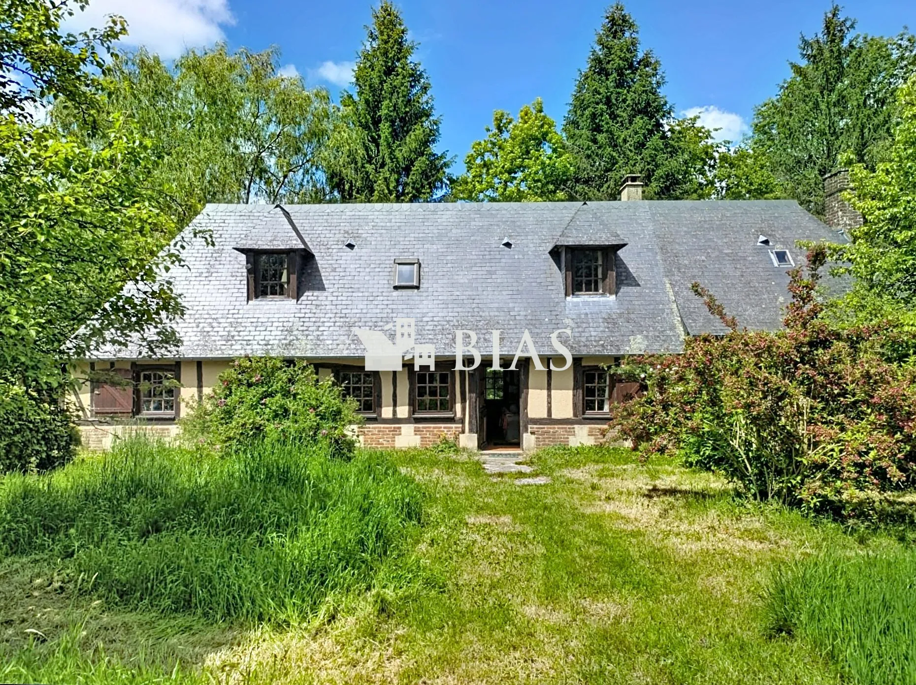Charmante longère normande avec terrain arboré à Saint-Denis-des-Monts