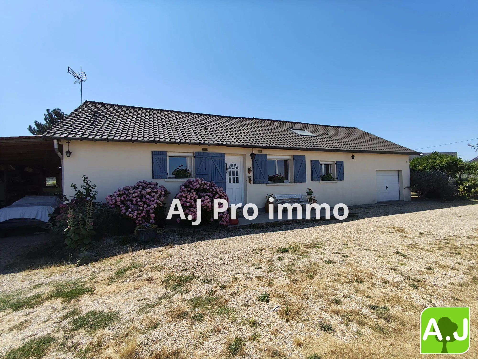 Maison familiale avec 2 chambres, garage et grand terrain à Saint André de l'Eure