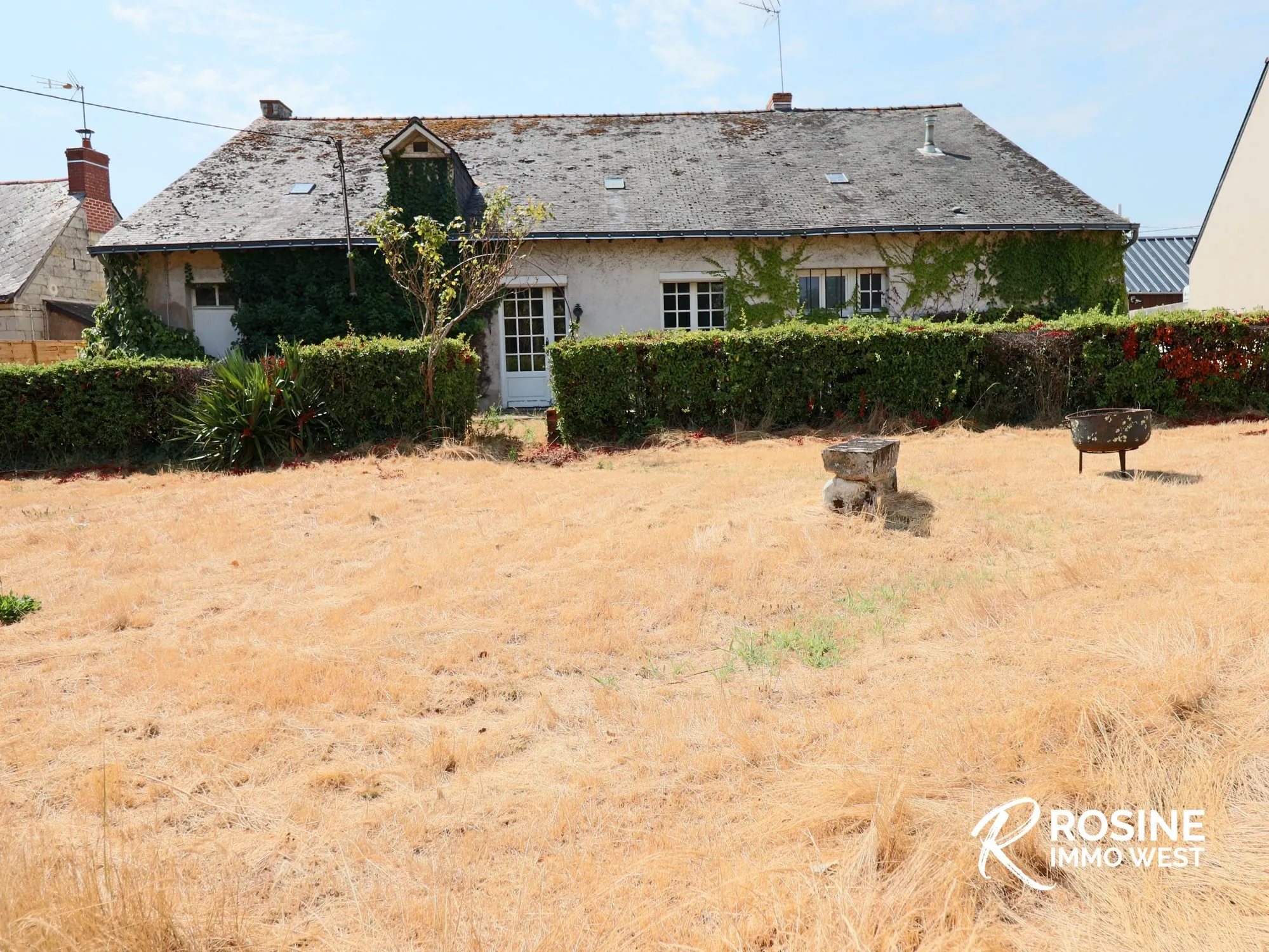 Longère ancienne avec grand potentiel à Beaufort-en-Anjou, 1500 m² de terrain