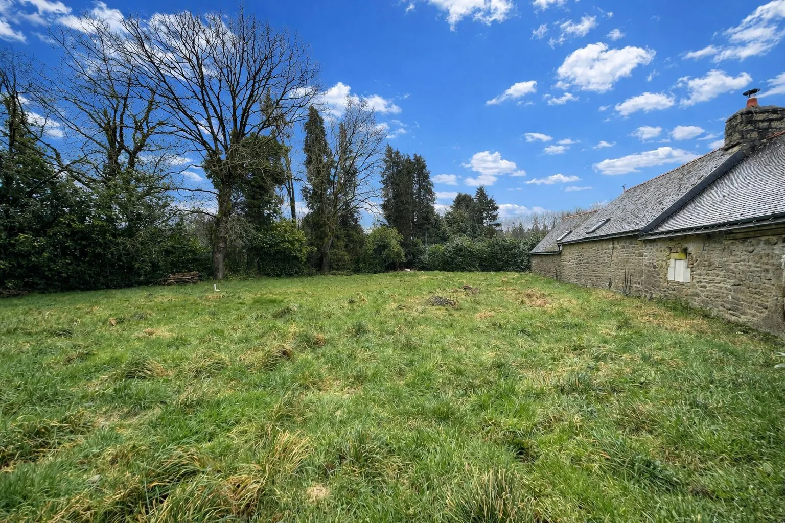 Maison ancienne à rénover entre Inguiniel et Lignol avec grand potentiel