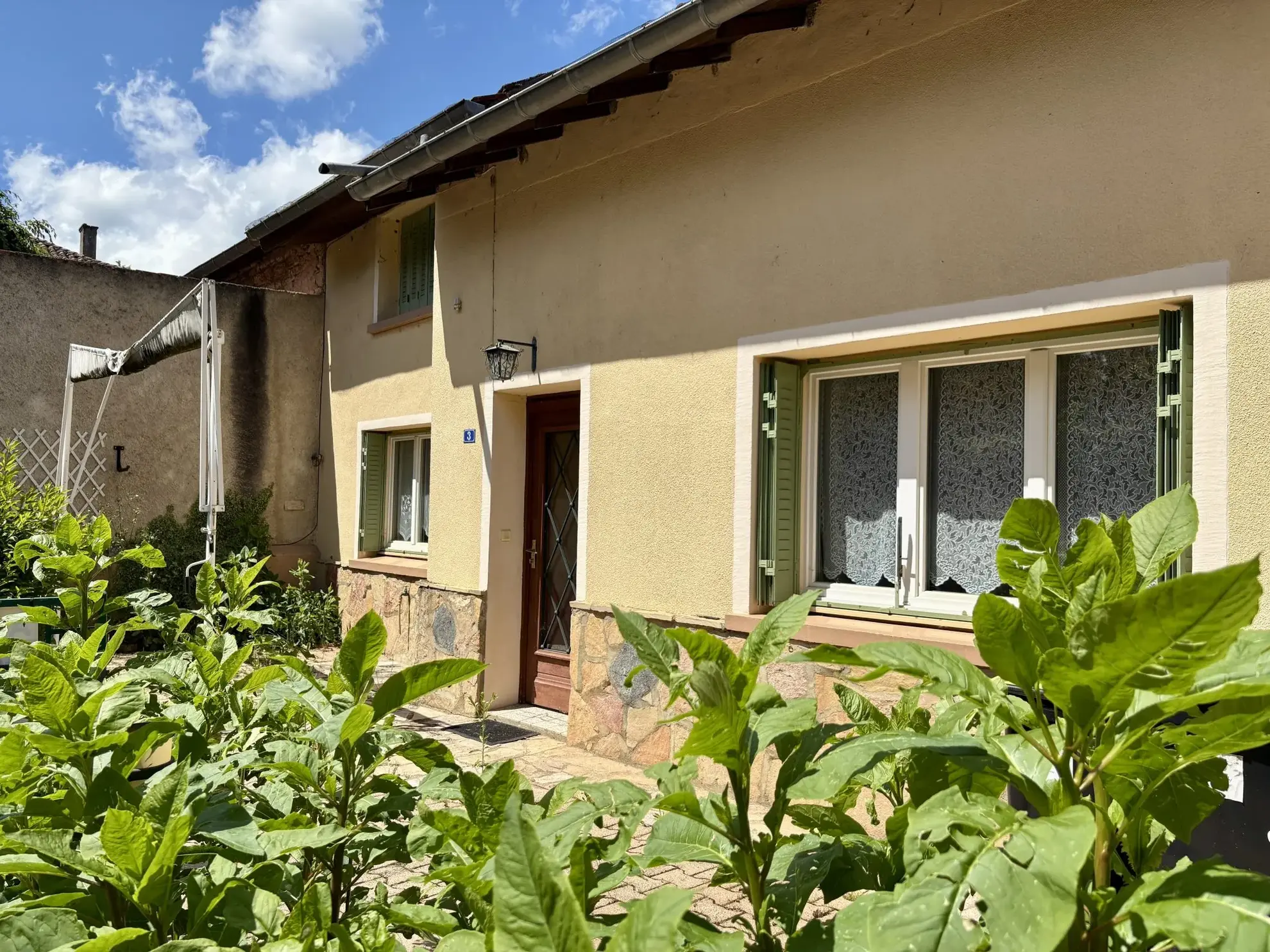 Charmante maison en pierre avec dépendances et cour à Tournus