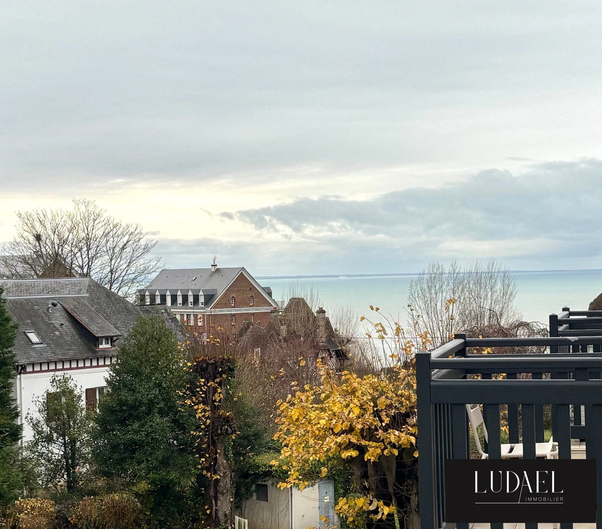 vue du balcon sur la mer Studio avec vue mer, balcon et parking à Trouville-sur-Mer