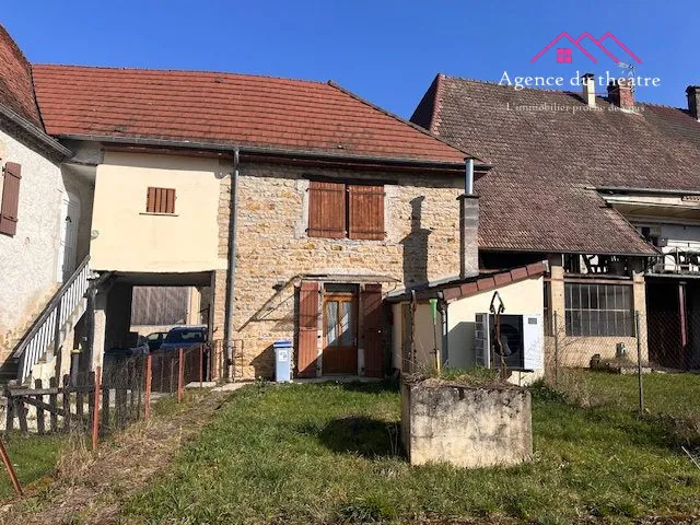 Maison bifamiliale avec 2 appartements et terrain à Mont-sous-Vaudrey