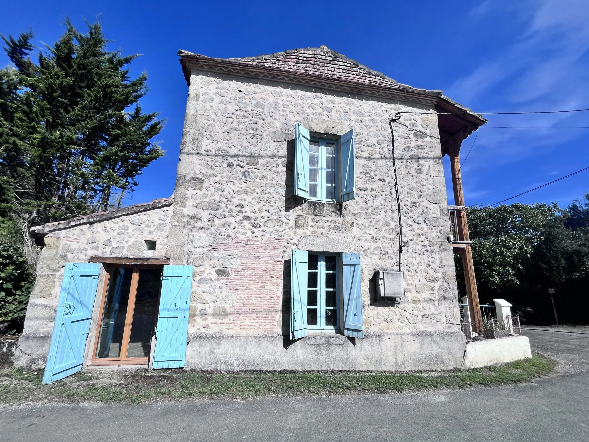 Maison en pierre à vendre à Saint-Colomb-de-Lauzun, 3 chambres et grand terrain