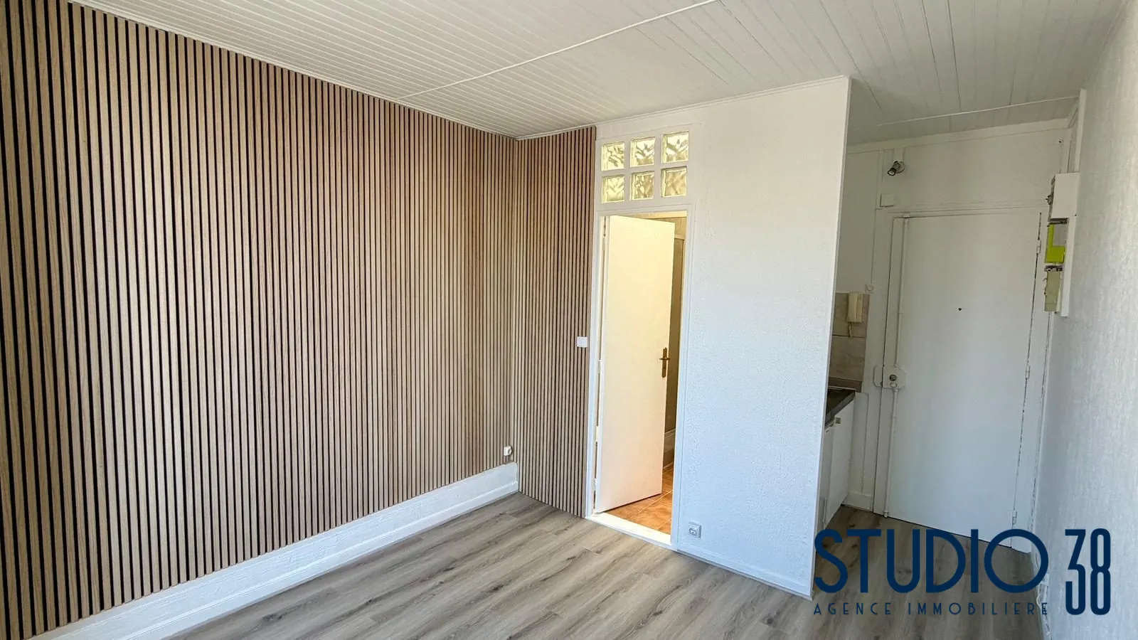 pièce principale Studio rénové de 14 m² à vendre dans le 11e arrondissement de Paris