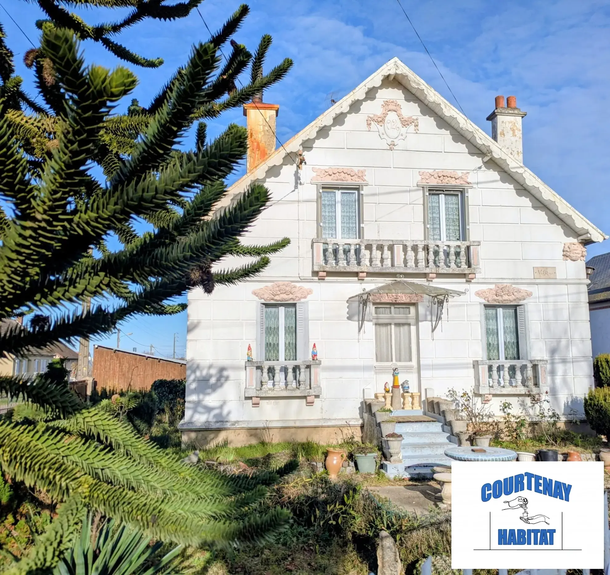 Maison traditionnelle avec grand jardin, dépendances et potentiel de rénovation à Courtenay 45320
