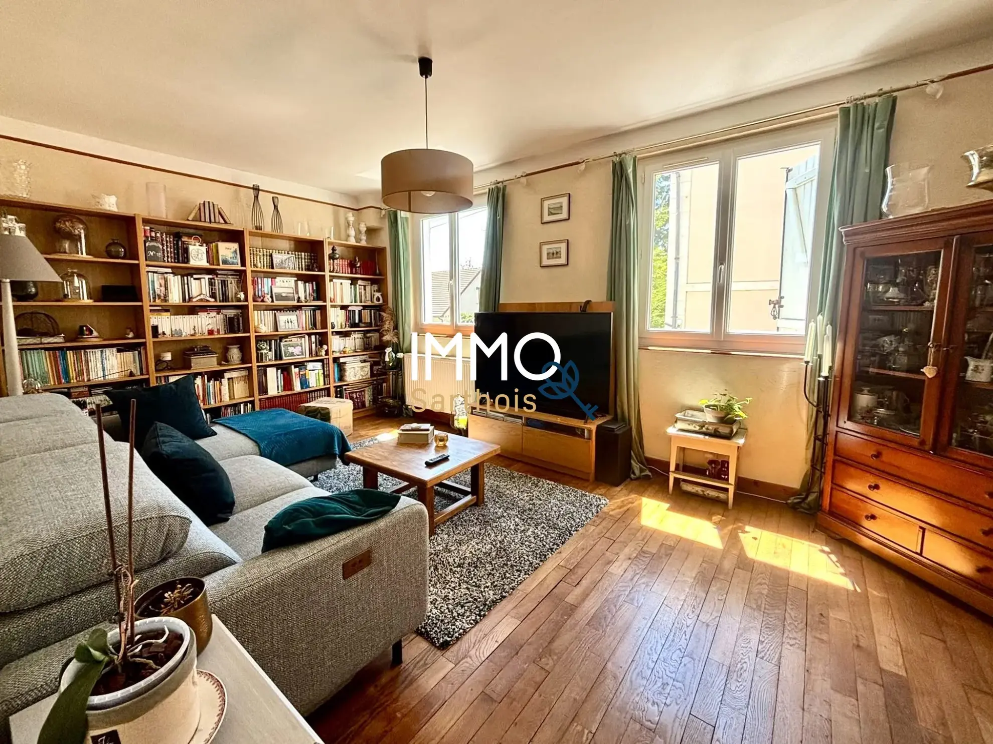 Maison de ville avec 3 chambres, garage et bureau indépendant à Aubigné-Racan