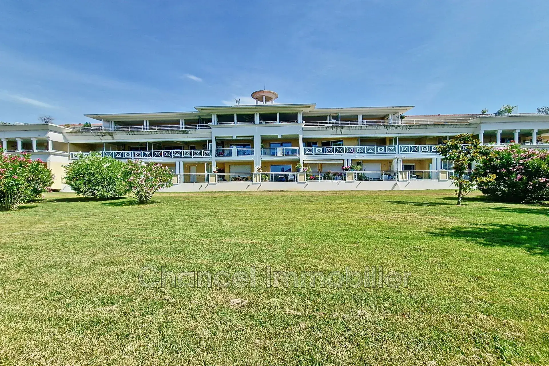 Magnifique appartement 2 pièces avec terrasse et piscine à Mandelieu-la-Napoule