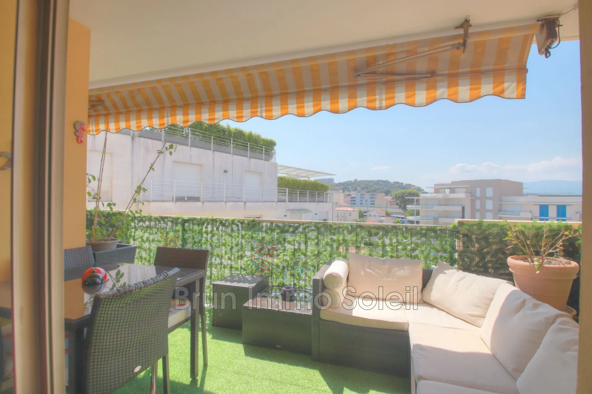 Appartement 2 pièces rénové à Cagnes-sur-Mer avec terrasse et parking