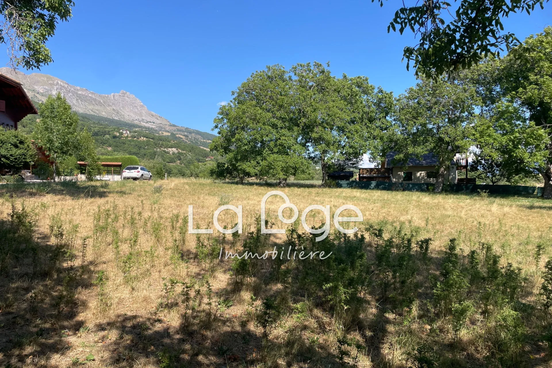 Terrain constructible de 1310 m² à Chorges en situation calme et champêtre