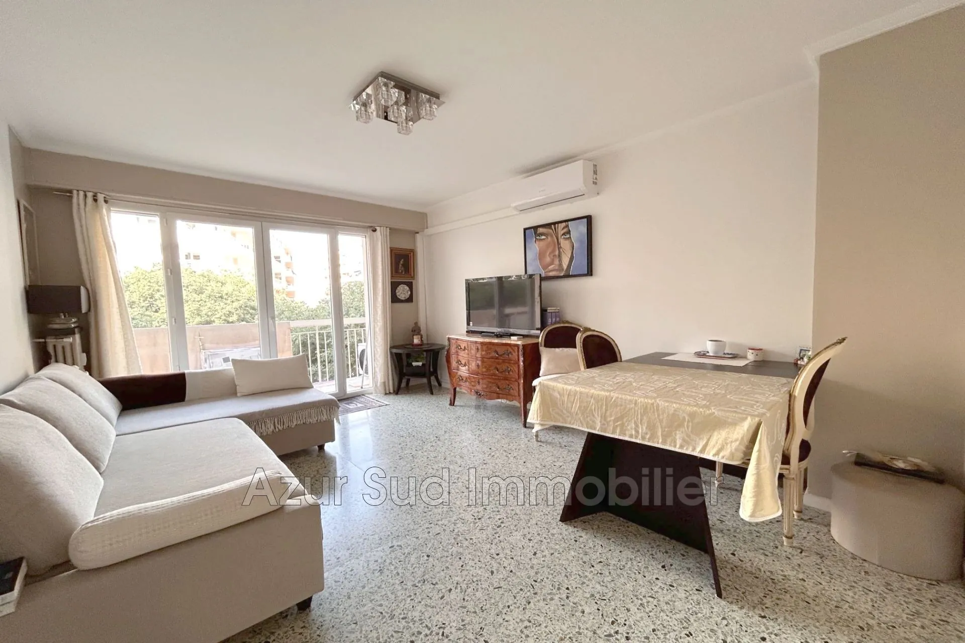 A vendre appartement 3 pièces lumineux à Antibes avec terrasse et parking