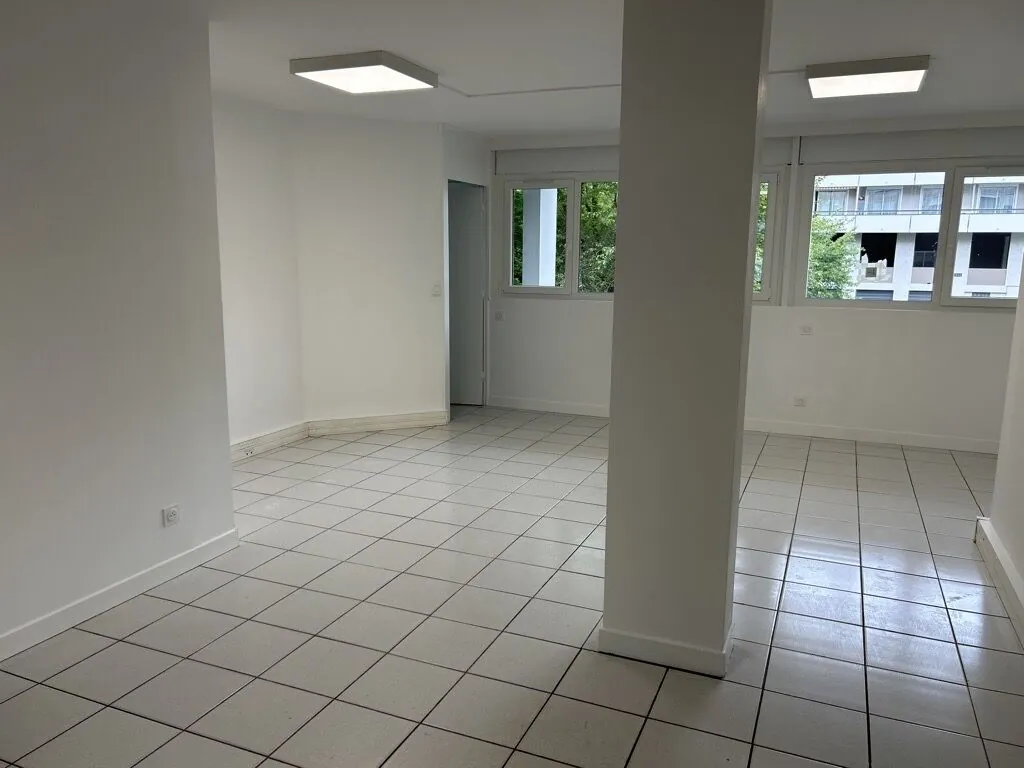 Local commercial rénové de 61 m² à Lyon 9e, idéal pour votre activité professionnelle