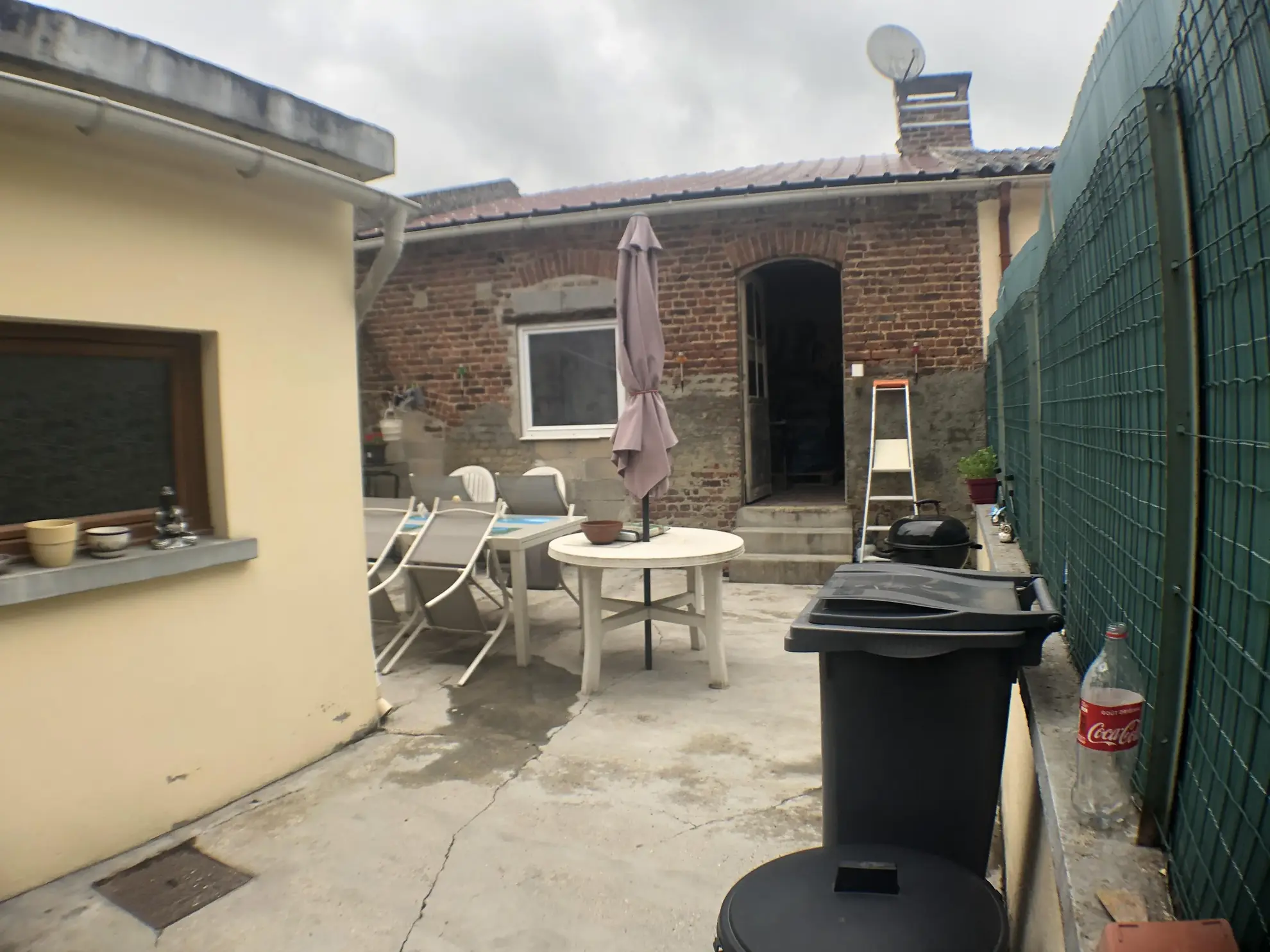 Maison à vendre à Moreuil - 2 chambres, cour, dépendance, rénovée extérieurement