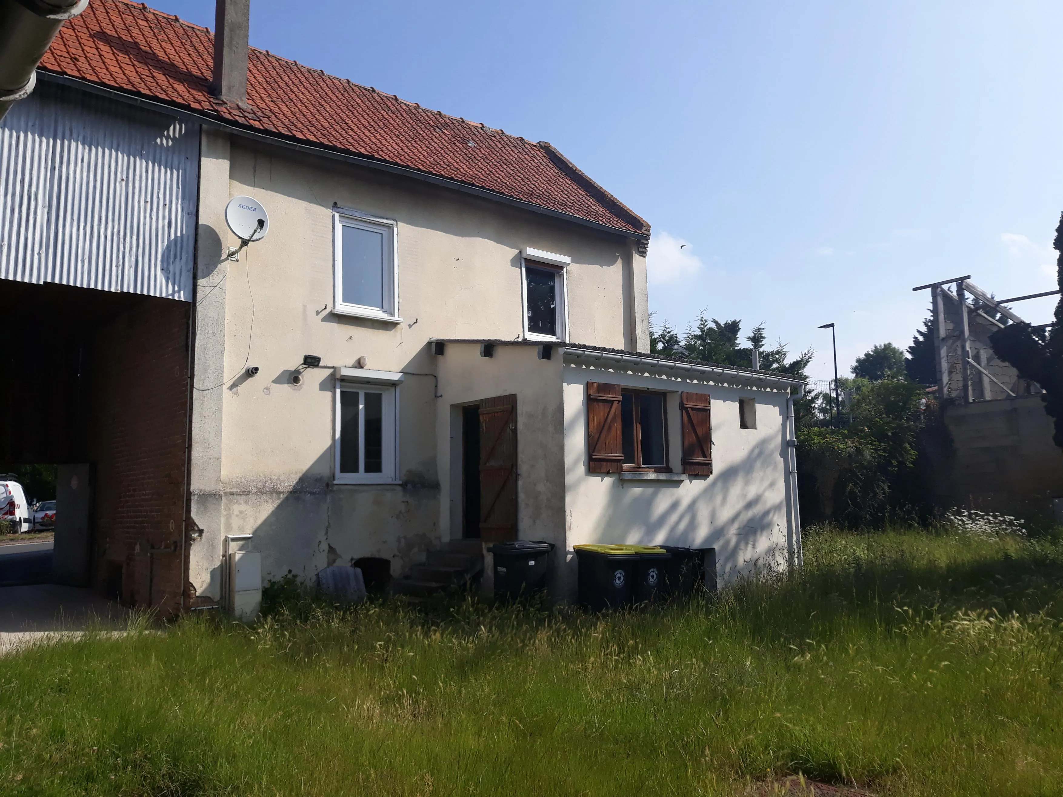 Ensemble immobilier avec deux logements et jardin à Hangest-sur-Somme