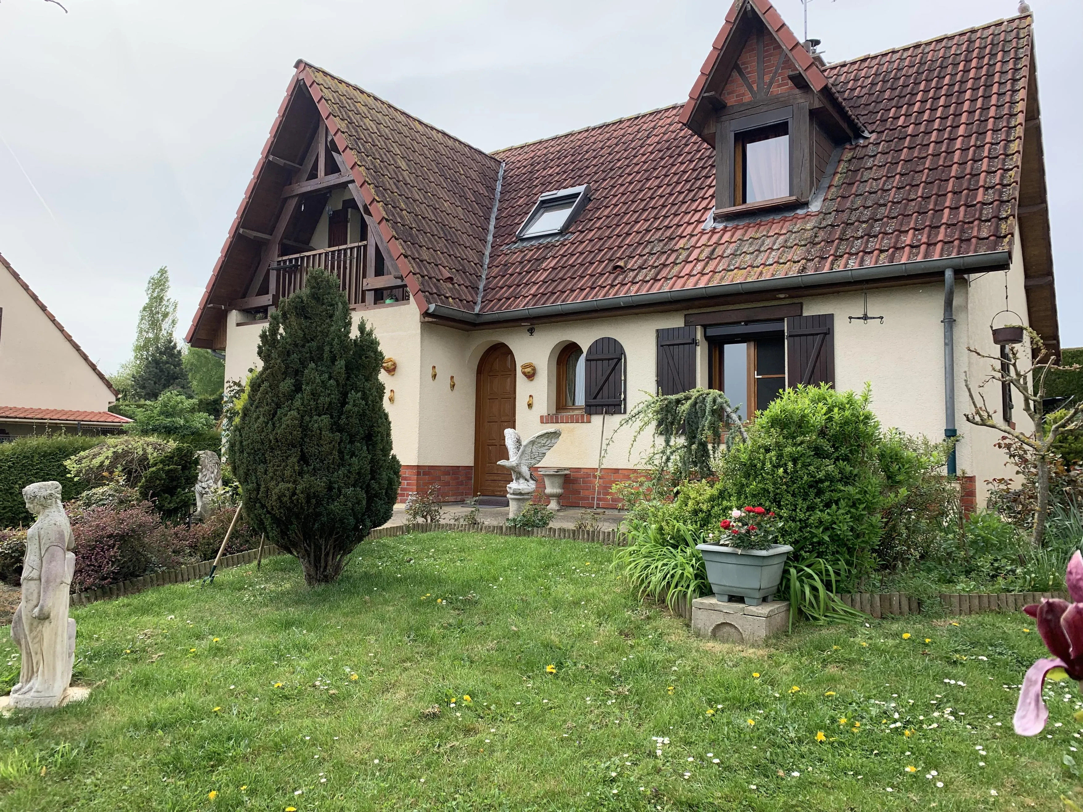 Jolie maison 4 chambres avec sous-sol à Amiens, environnement calme et terrain clos