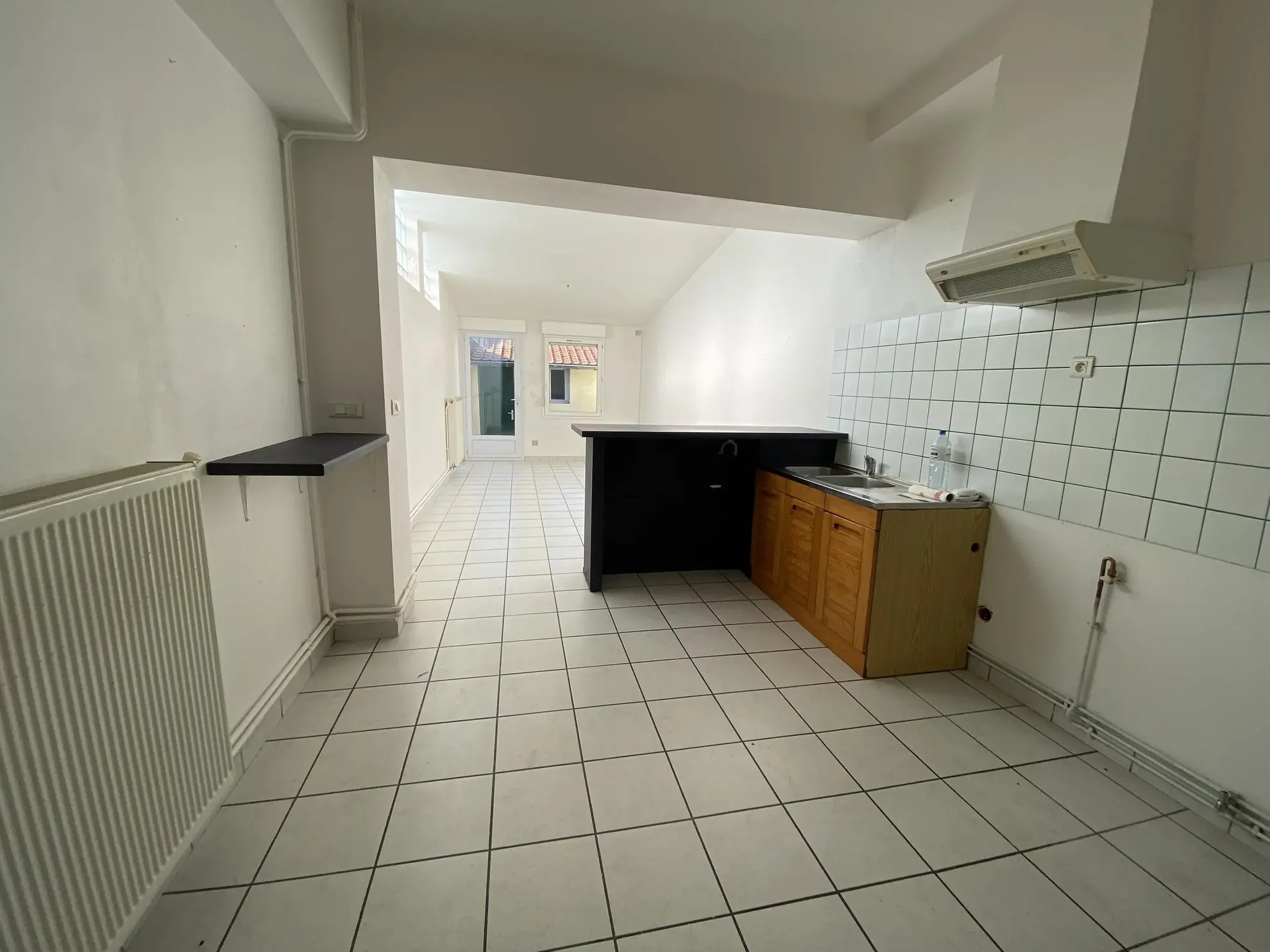 Maison à vendre à Moreuil proche du centre-ville avec 3 chambres, cour et dépendance