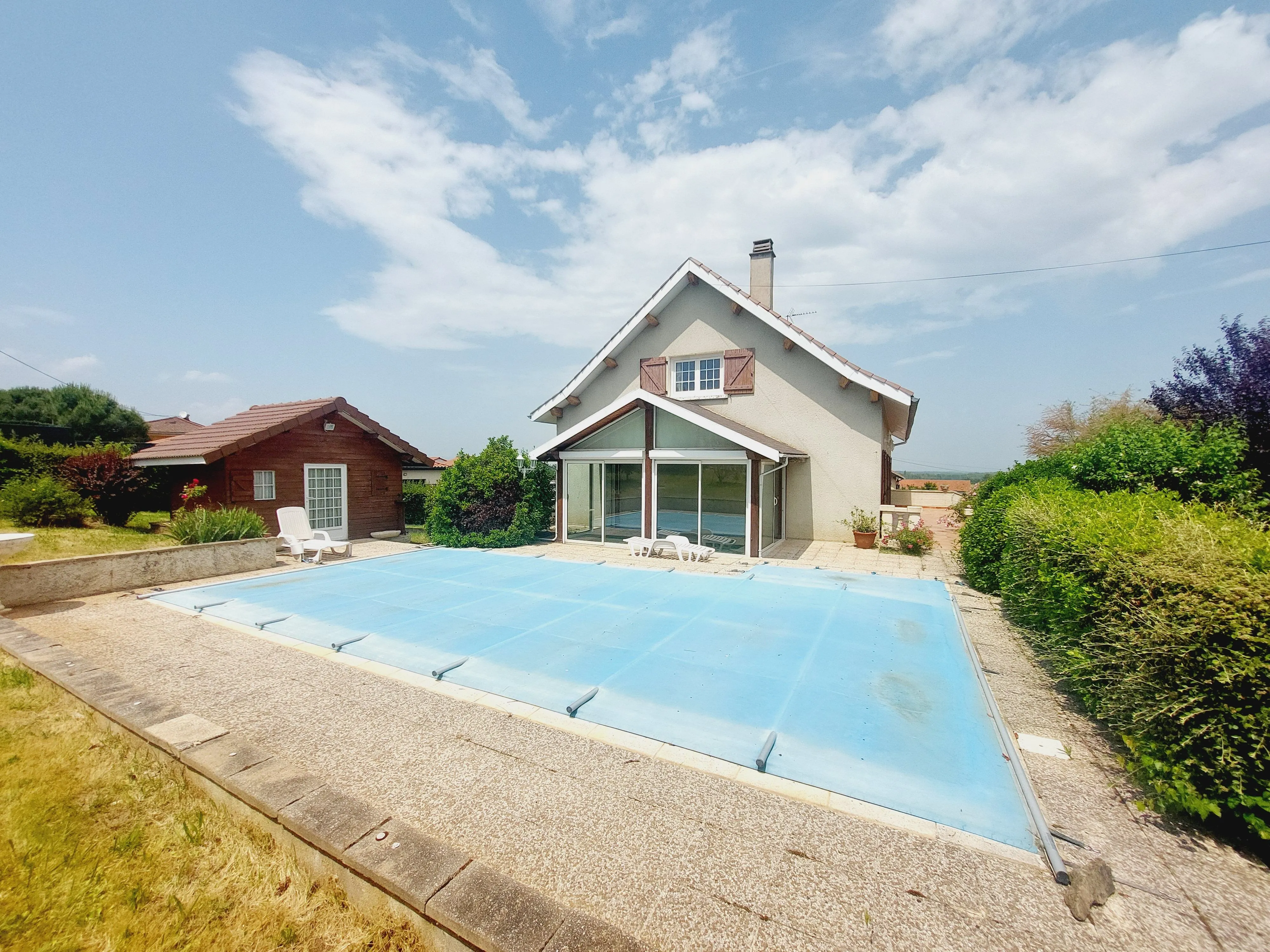 Maison spacieuse avec piscine à Montbrison – 190 m² de charme