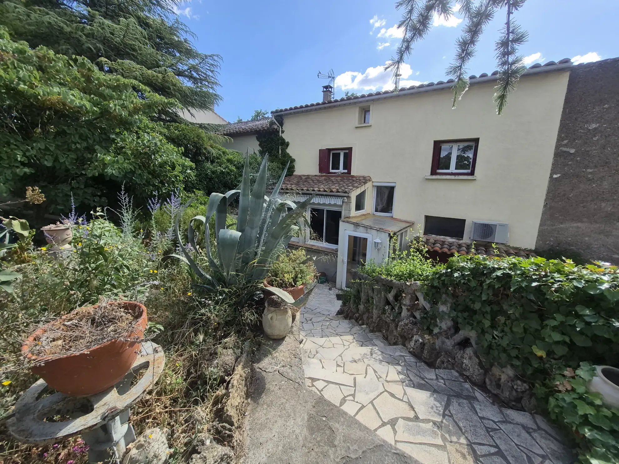 Maison de village à Narbonne avec grand jardin et confort moderne